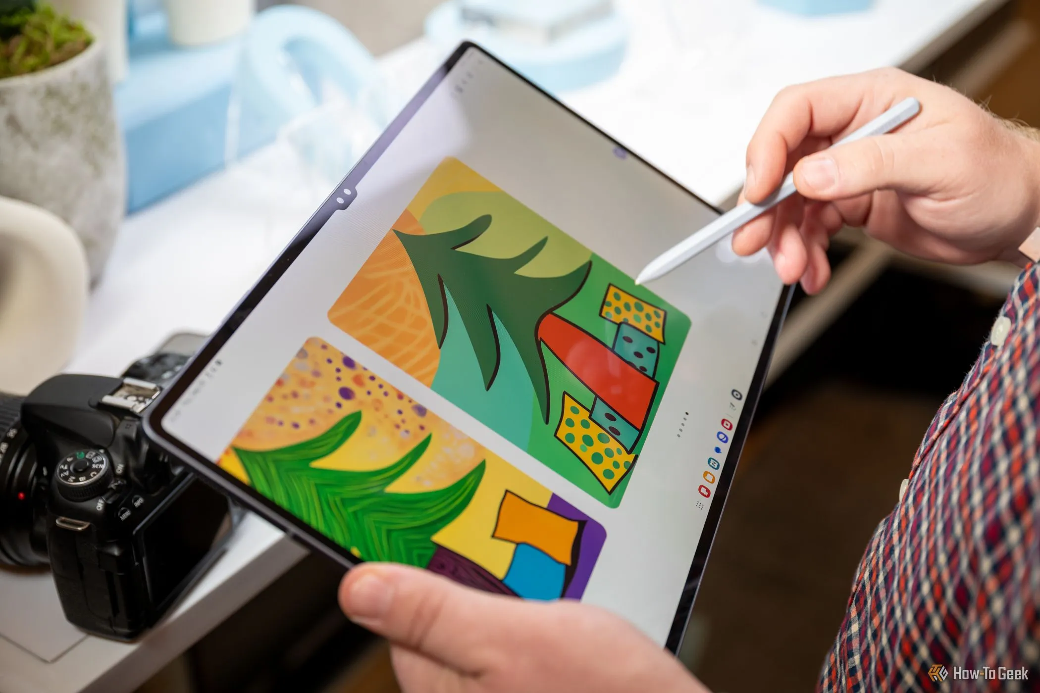 Người dùng thao tác với bút S Pen trên Samsung Galaxy Tab S10 Ultra để tạo hình ảnh