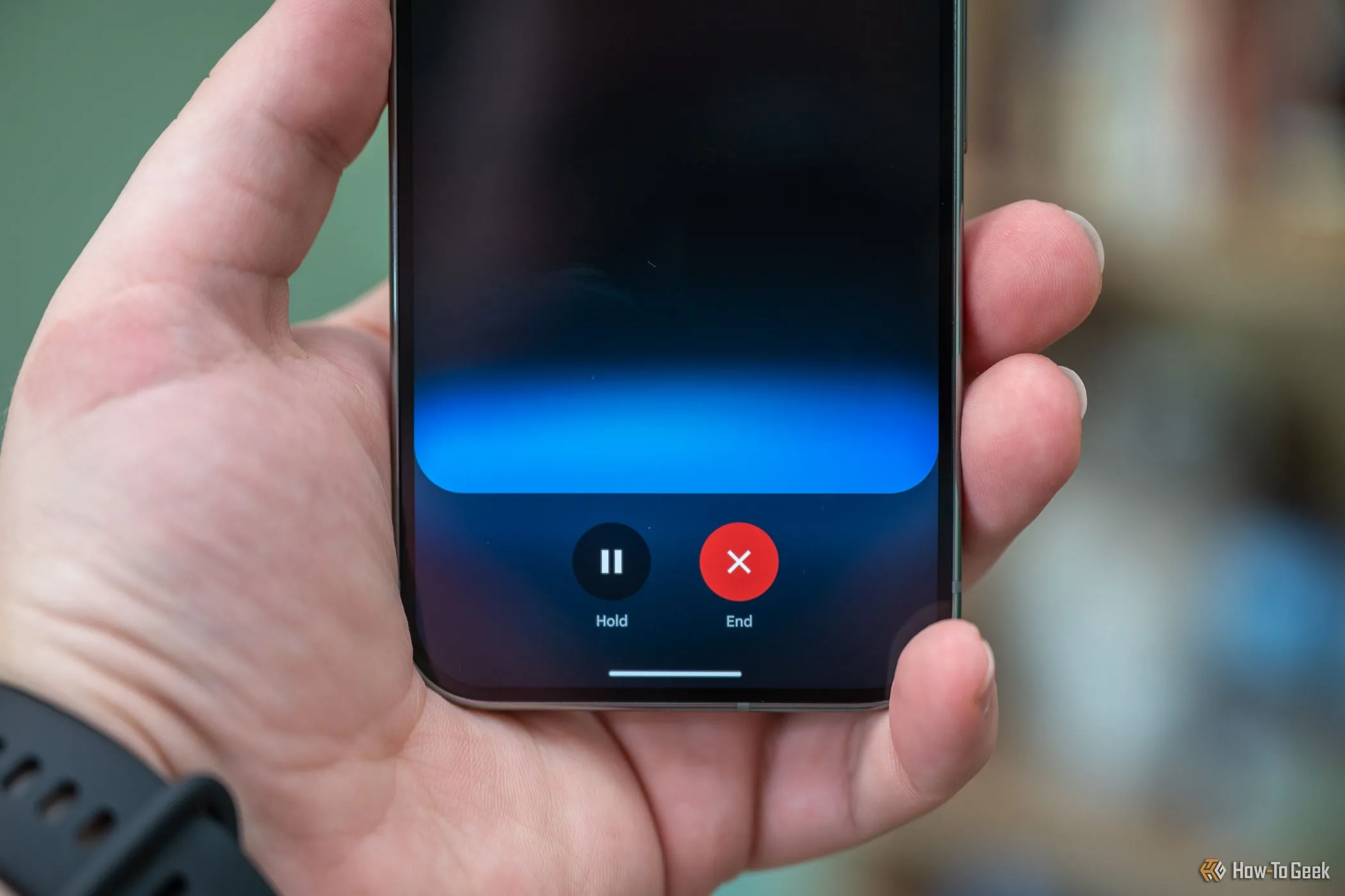 Người dùng trải nghiệm Gemini Live với tính năng chia sẻ camera trên Google Pixel 9 Pro, minh họa trợ lý AI hoạt động trên thiết bị Android.