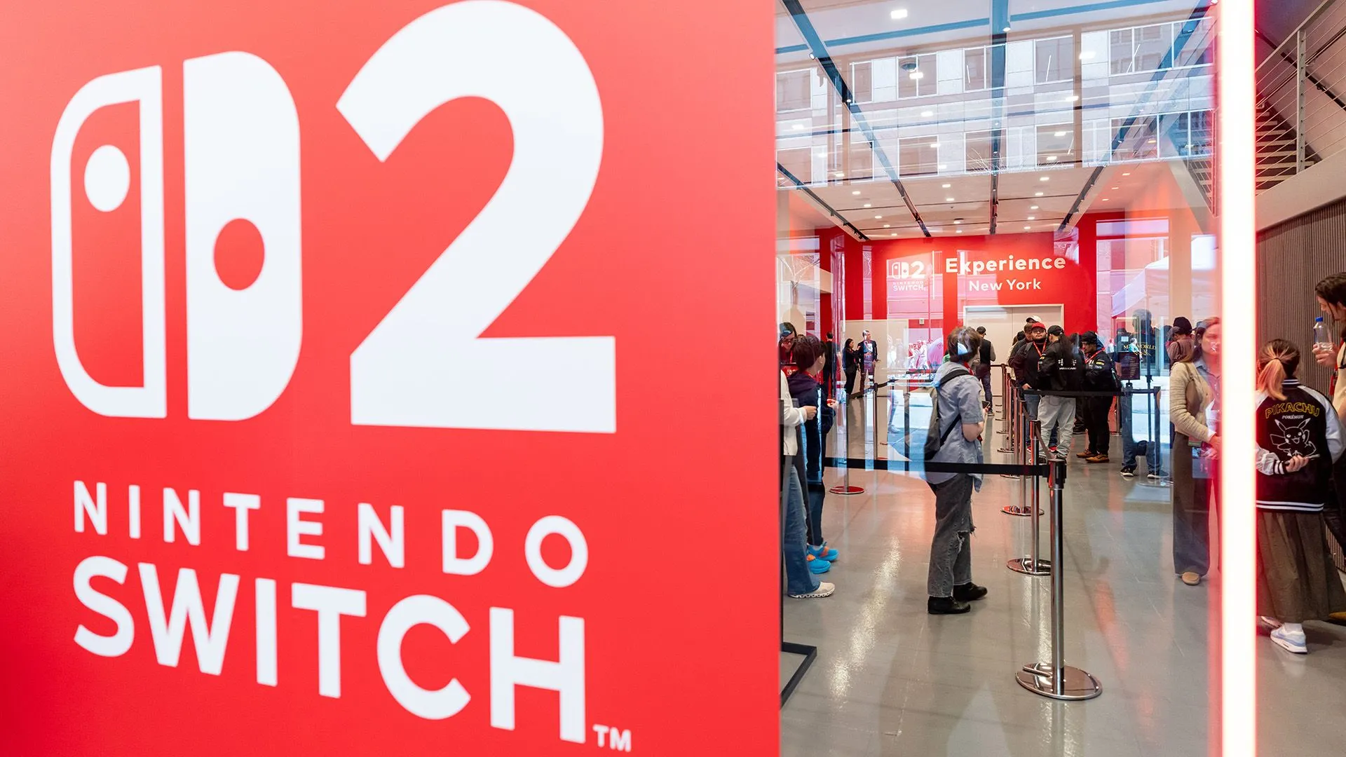 Người hâm mộ trải nghiệm Nintendo Switch 2 tại cửa hàng Nintendo ở New York