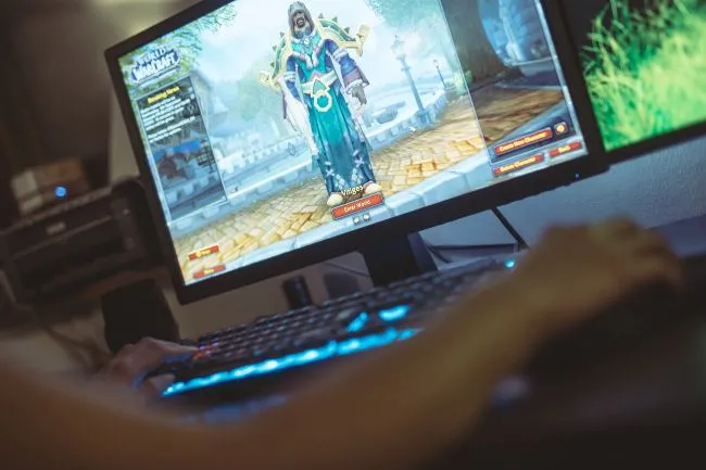 Người phụ nữ chơi World of Warcraft trên máy tính để bàn, minh họa cách thế giới game ảo trở thành môi trường nghiên cứu hành vi con người.