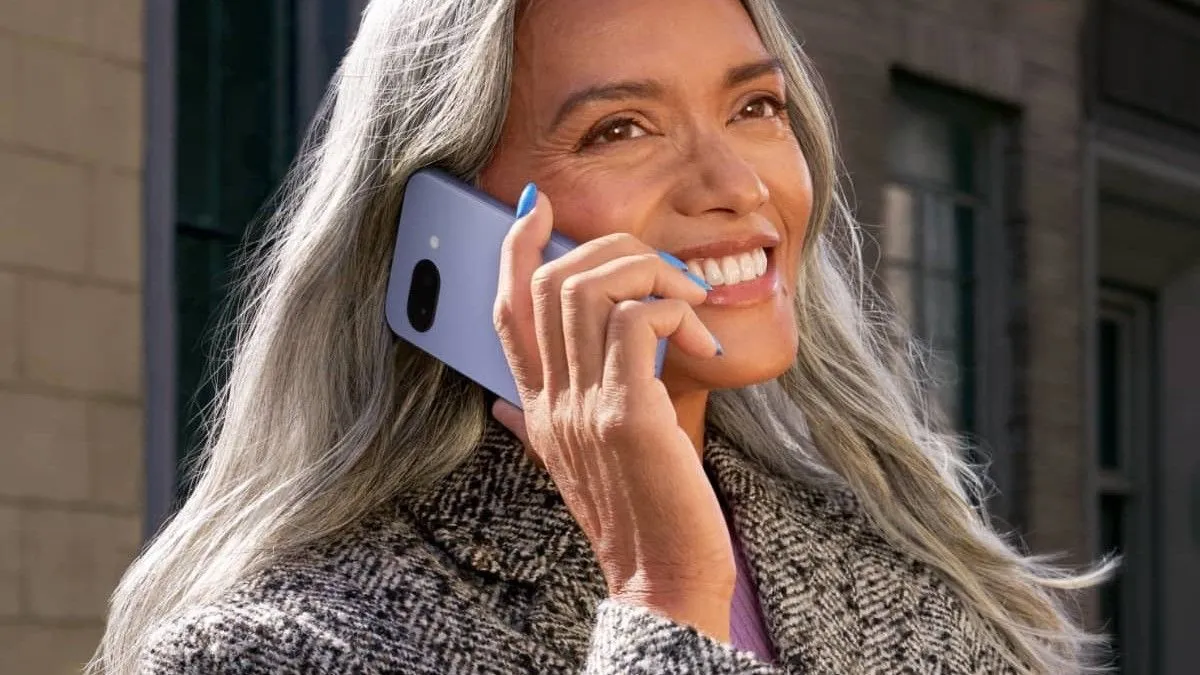 Người phụ nữ đang thực hiện cuộc gọi trên điện thoại Google Pixel 9a màu xanh tím nhạt, thể hiện sự tiện dụng hàng ngày