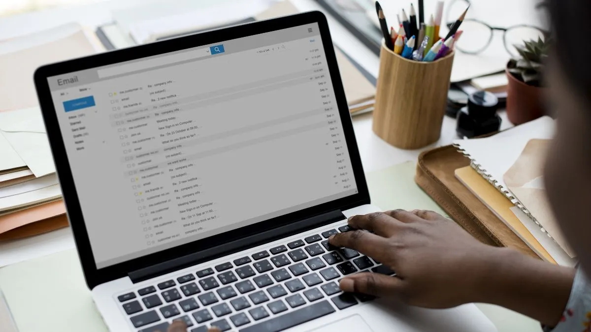 Người phụ nữ đang xem email trên laptop, minh họa việc lên lịch gửi email để quản lý thời gian hiệu quả