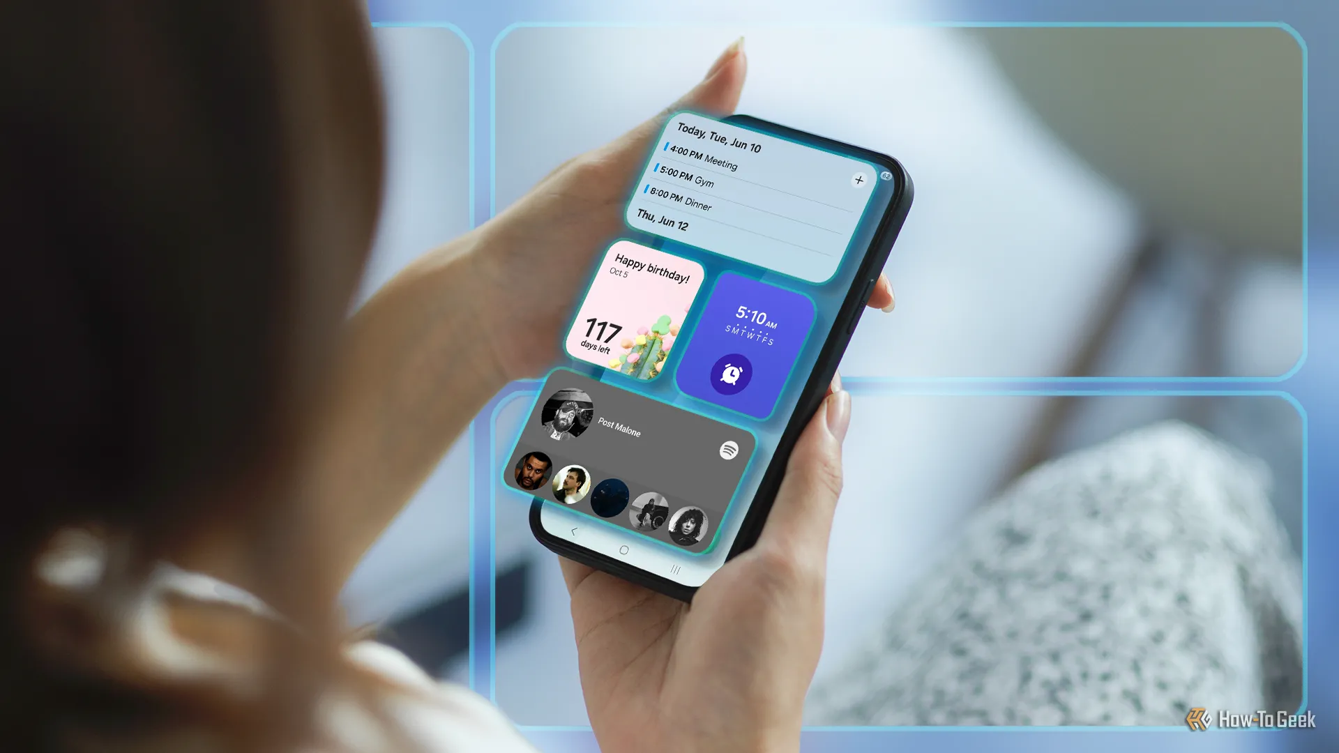 Người phụ nữ sử dụng điện thoại với các widget tiện ích trên màn hình chính