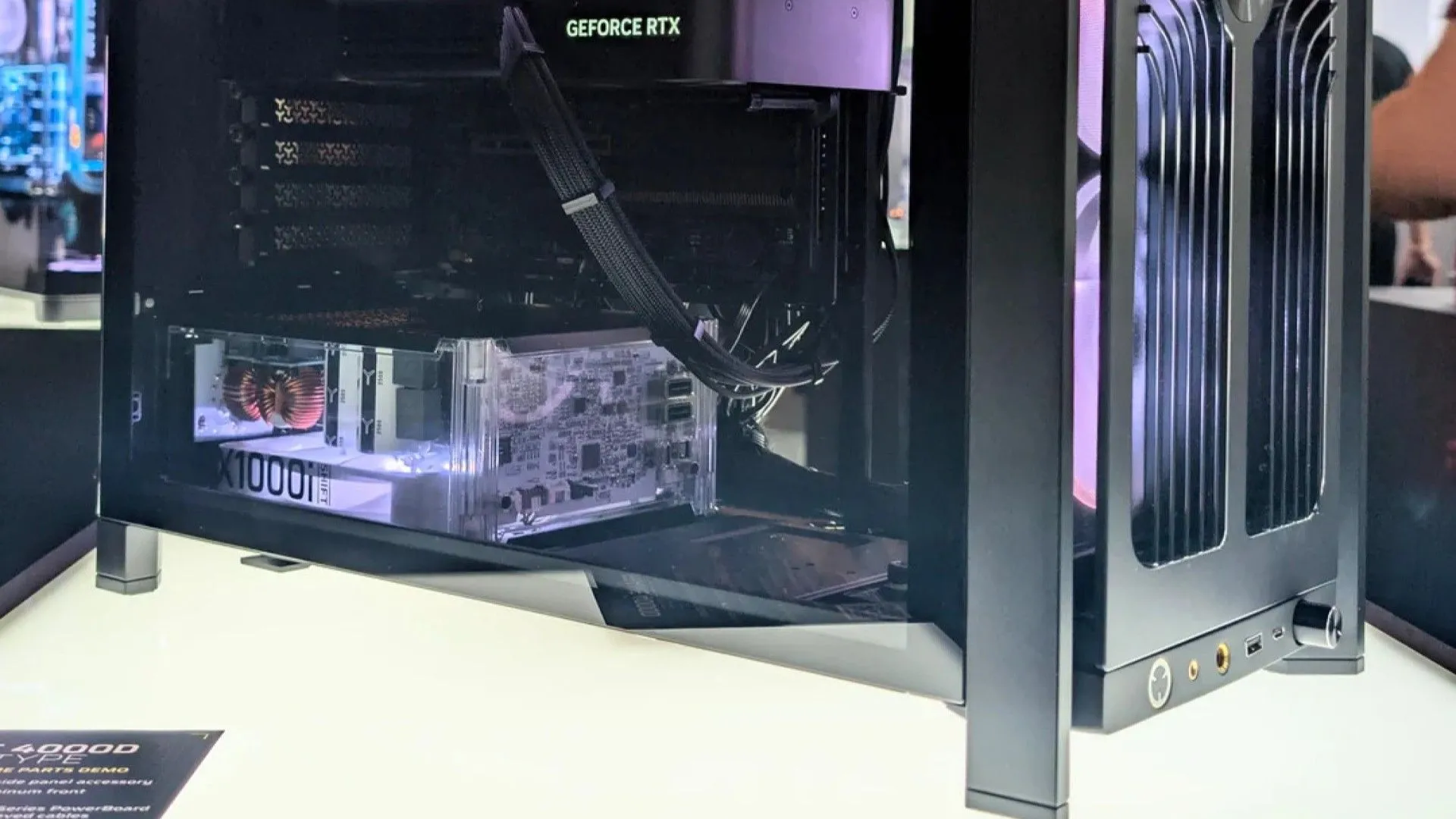Nguồn máy tính Corsair HX1000i SHIFT prototype trong suốt được lắp đặt trong vỏ case PC