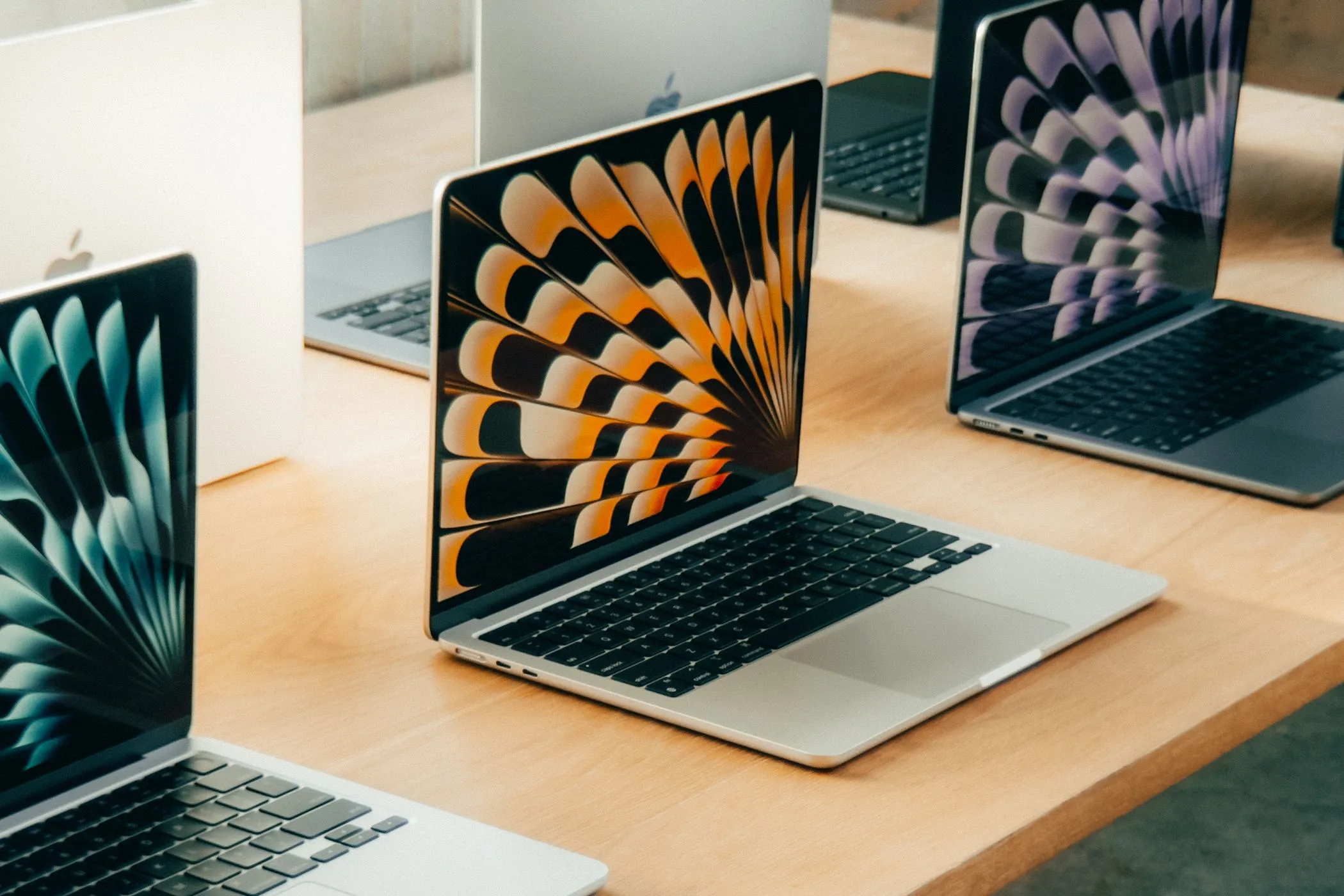 Nhiều máy tính xách tay MacBook Air 13 inch chip M3 đang mở màn hình, sắp được nâng cấp lên chip M4