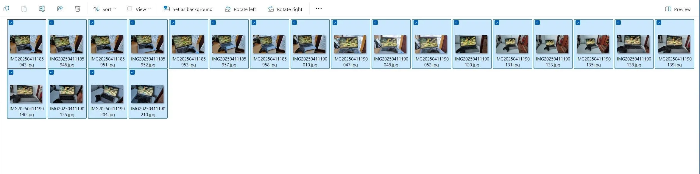 Nhiều tệp hình ảnh được chọn bằng Ctrl+A trong File Explorer của Windows 11.