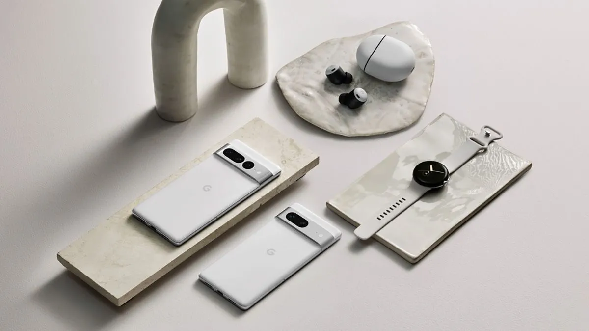 Nhiều thiết bị Google Pixel, bao gồm điện thoại và tai nghe, được sắp xếp trên nền màu cam đặc trưng của Google, minh họa sự phát triển của hệ sinh thái Pixel.