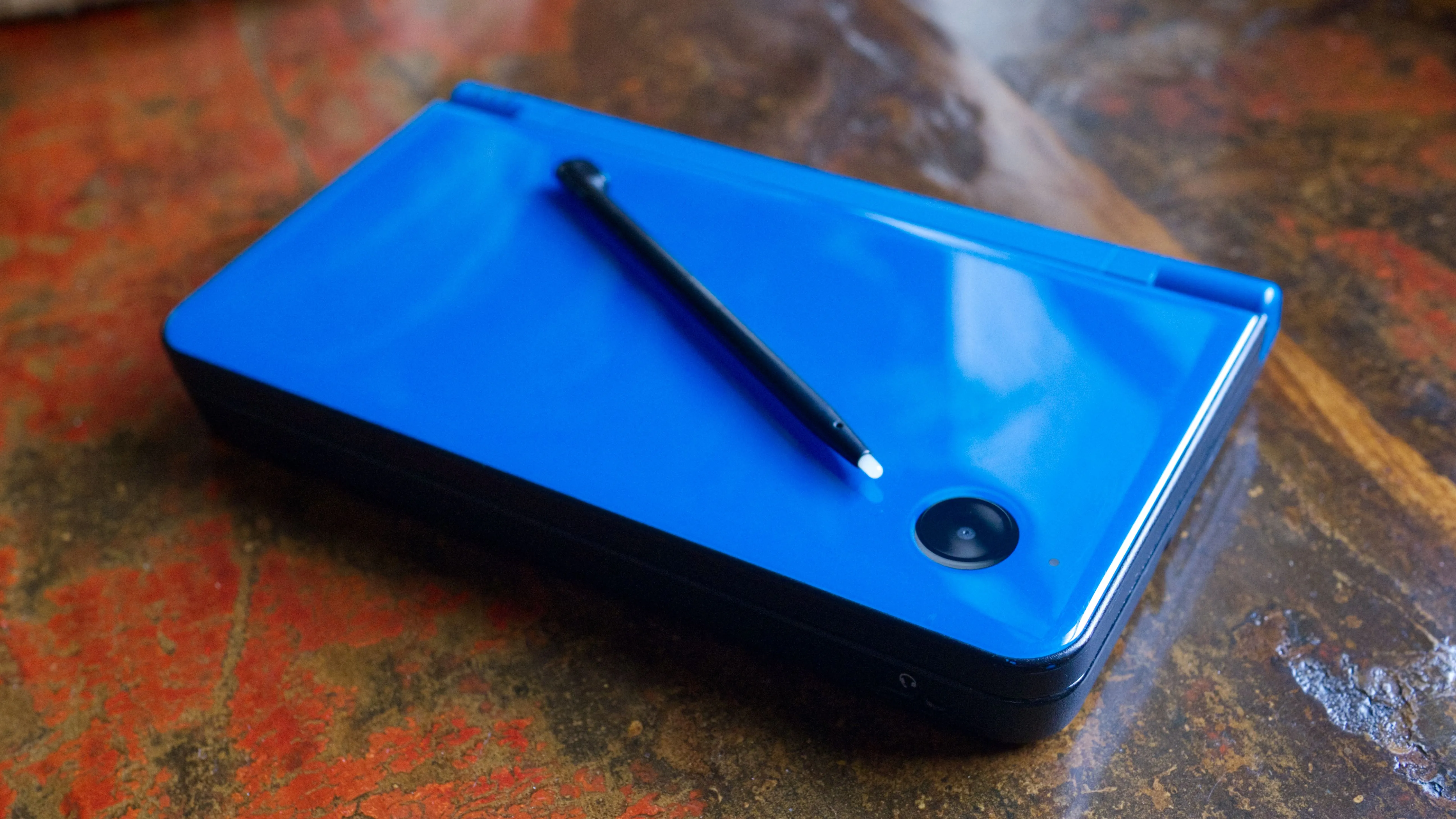 Nintendo DSi XL gập lại, một trong những phiên bản thành công của hệ máy Nintendo DS