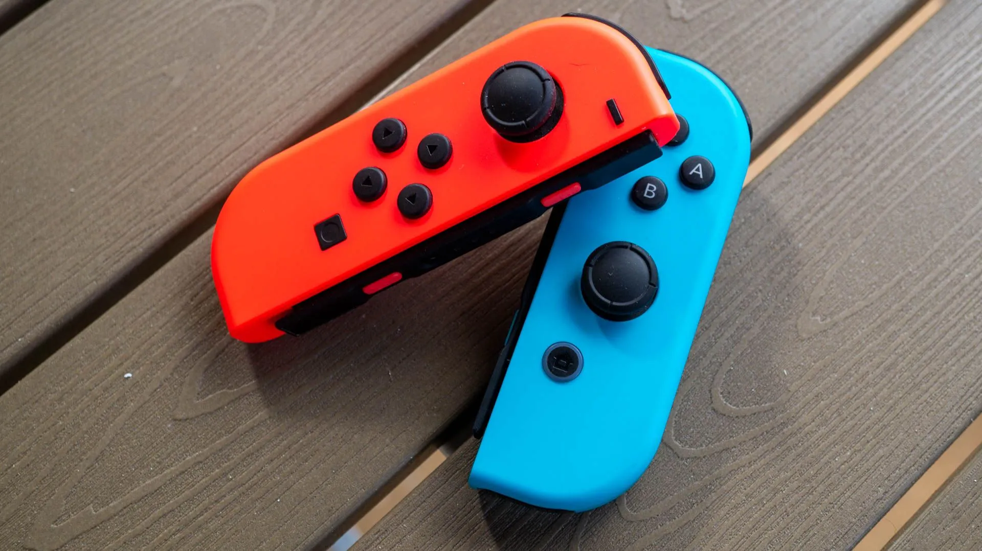 Nintendo Switch Joy-Cons trên bàn