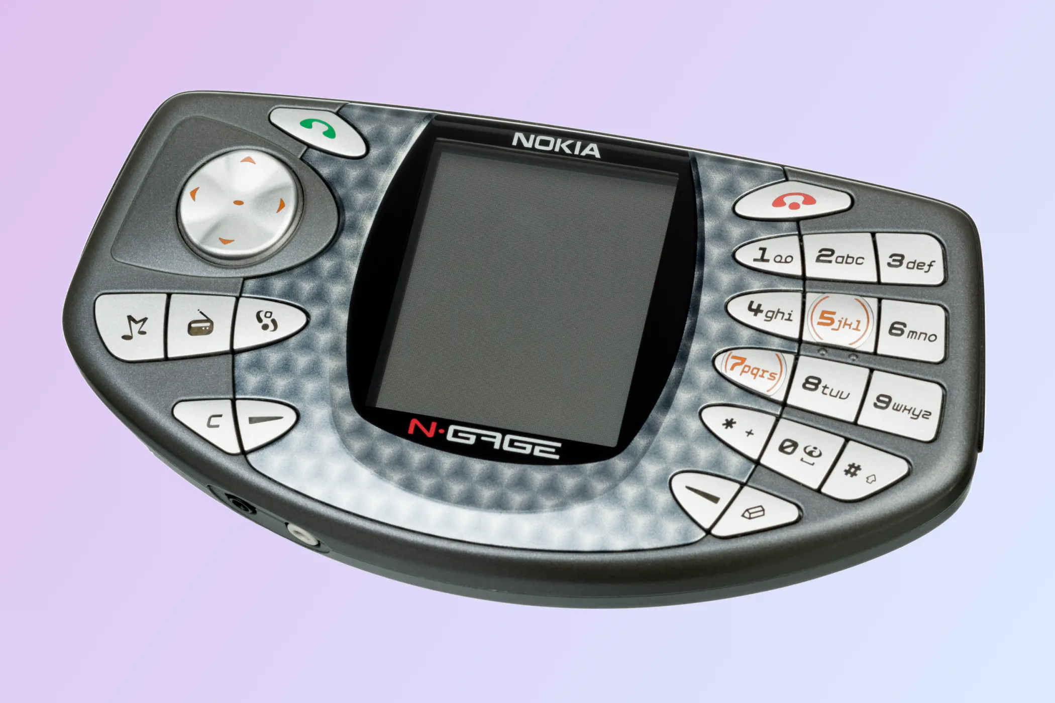 Nokia N-Gage, một sự kết hợp giữa điện thoại Symbian S60 và máy chơi game cầm tay với các khe cắm băng game.