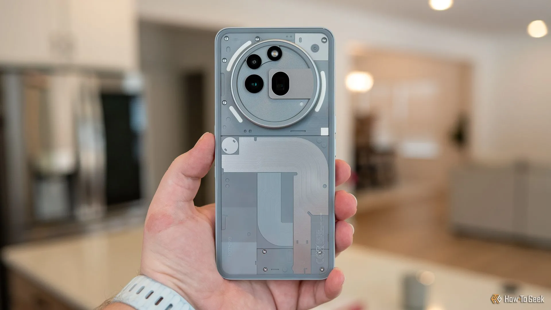 Nothing Phone (3a) Pro hiển thị màn hình sáng rõ