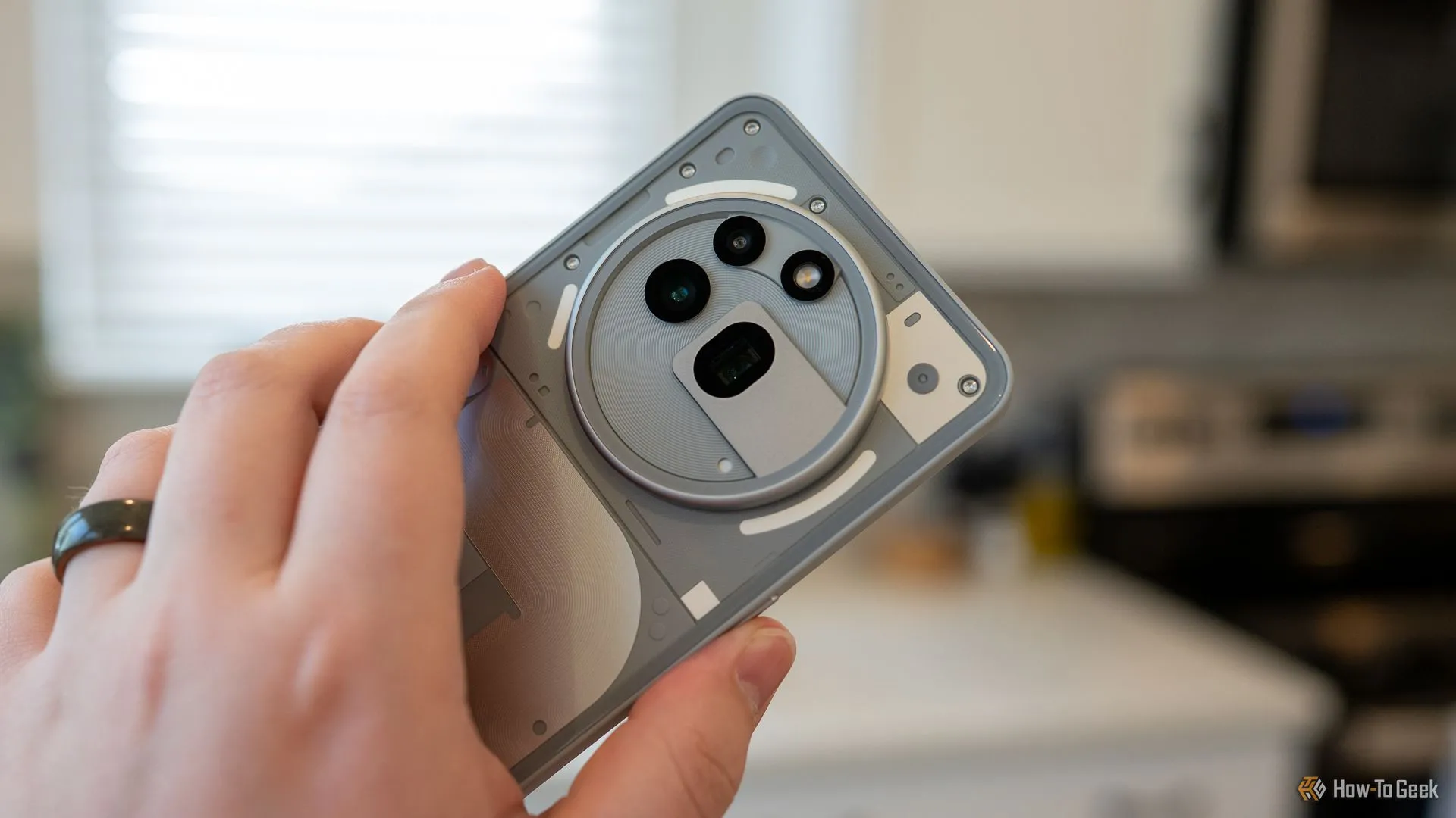 Nothing Phone (3a) Pro với thiết kế cụm camera tròn ba ống kính