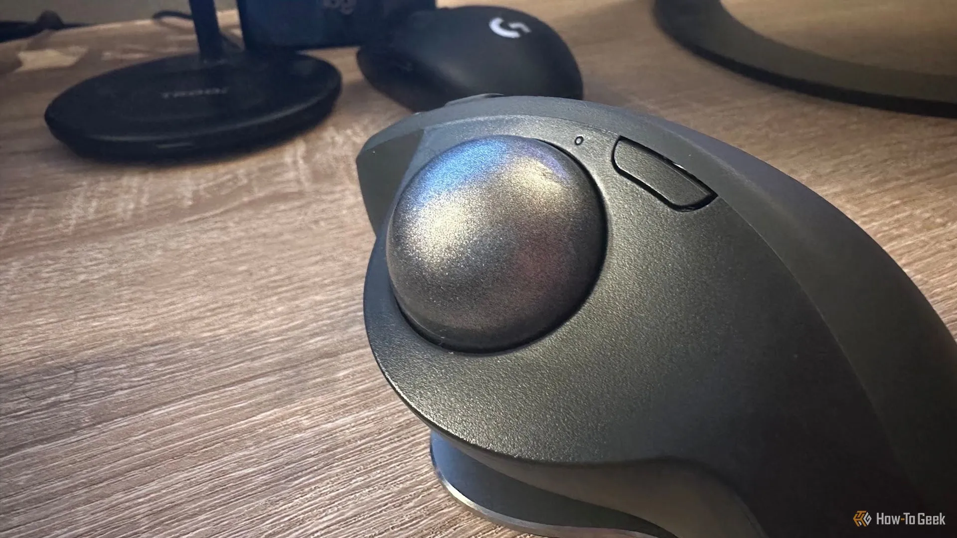 Nút DPI và bi lăn trackball của Logitech MX Ergo S, minh họa tính năng điều chỉnh độ nhạy.