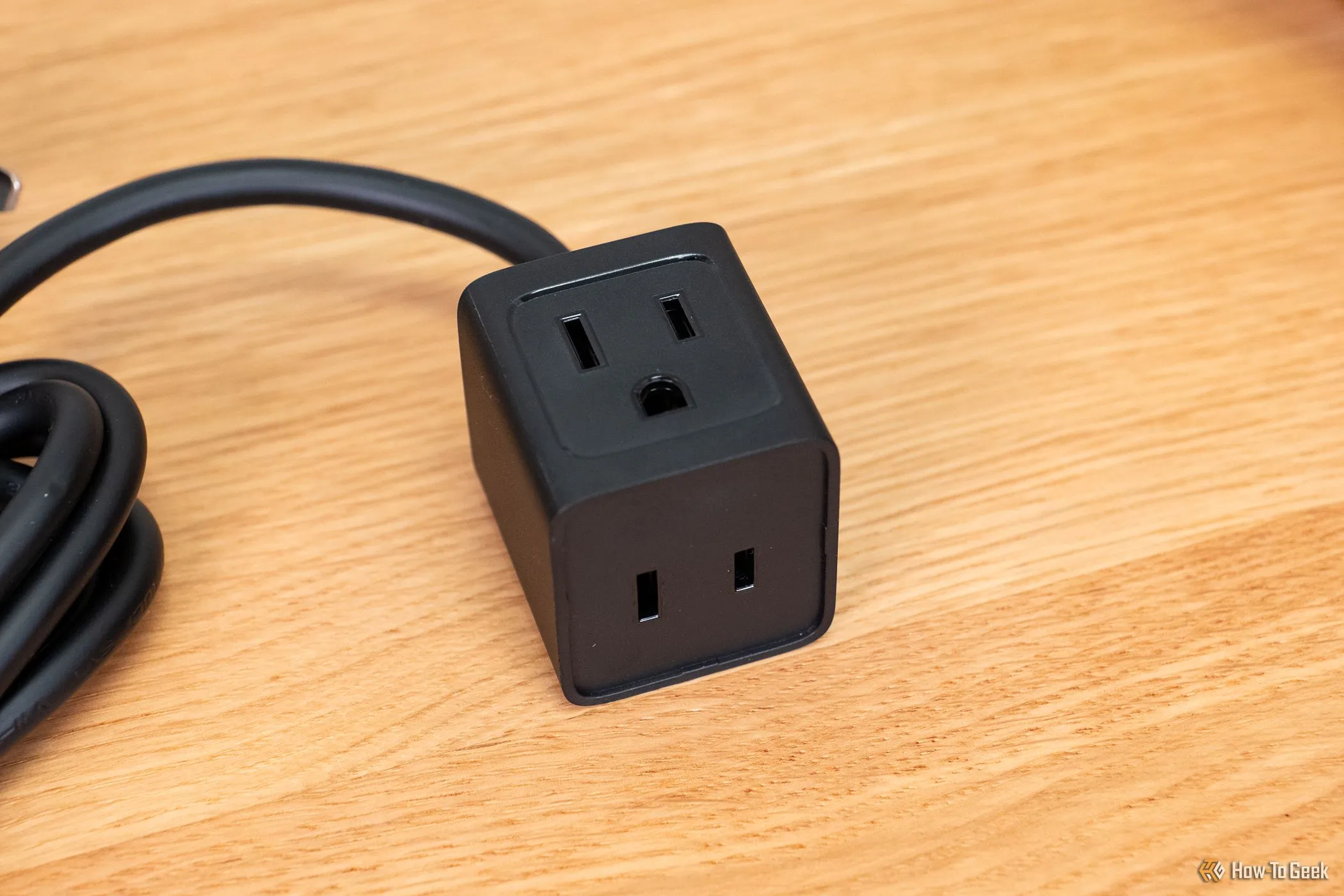 Ổ cắm điện du lịch Baseus PowerCombo Mini 5-trong-1 67W trên mặt bàn.