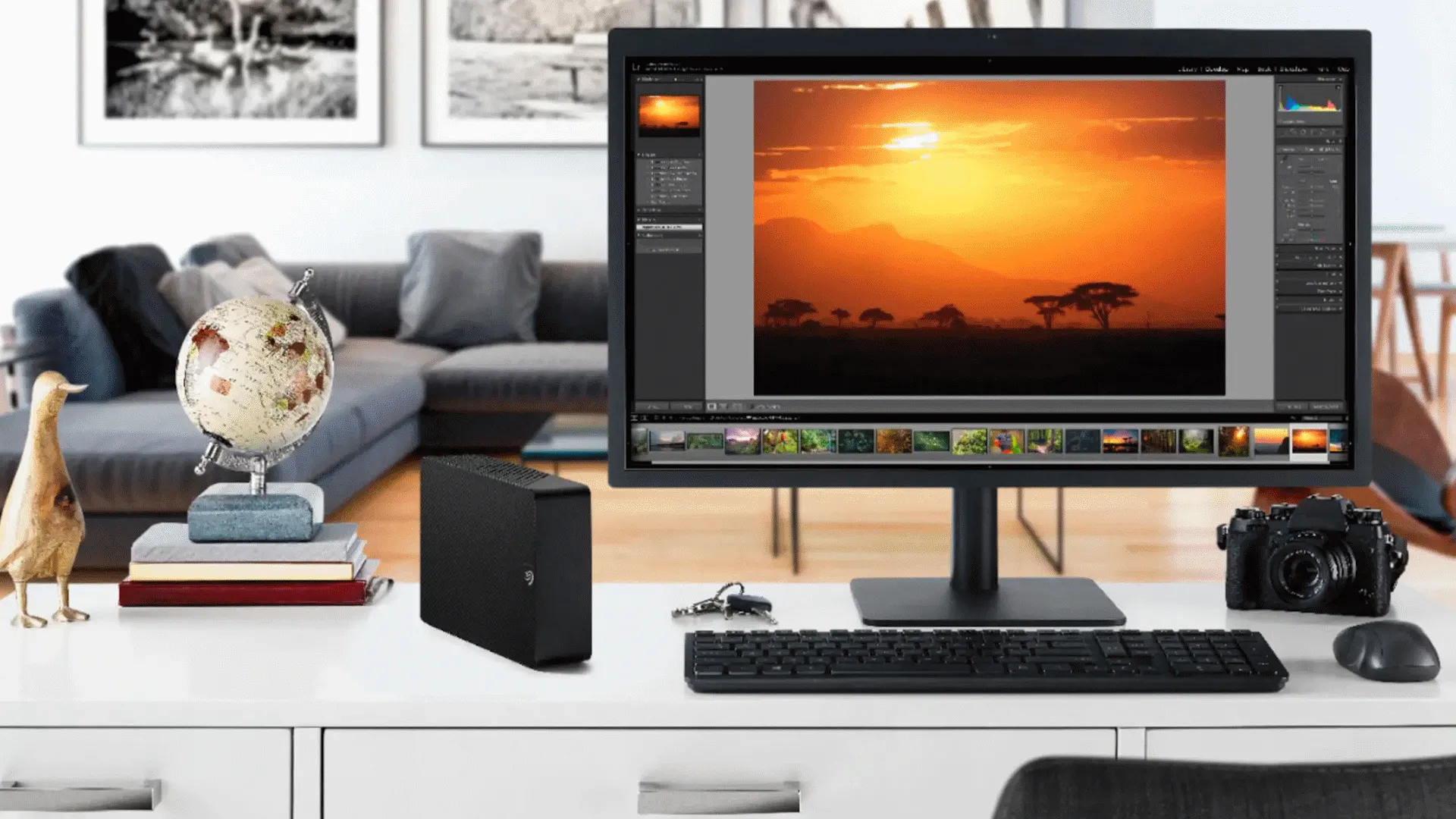Ổ cứng HDD Seagate màu đen trên bề mặt gỗ