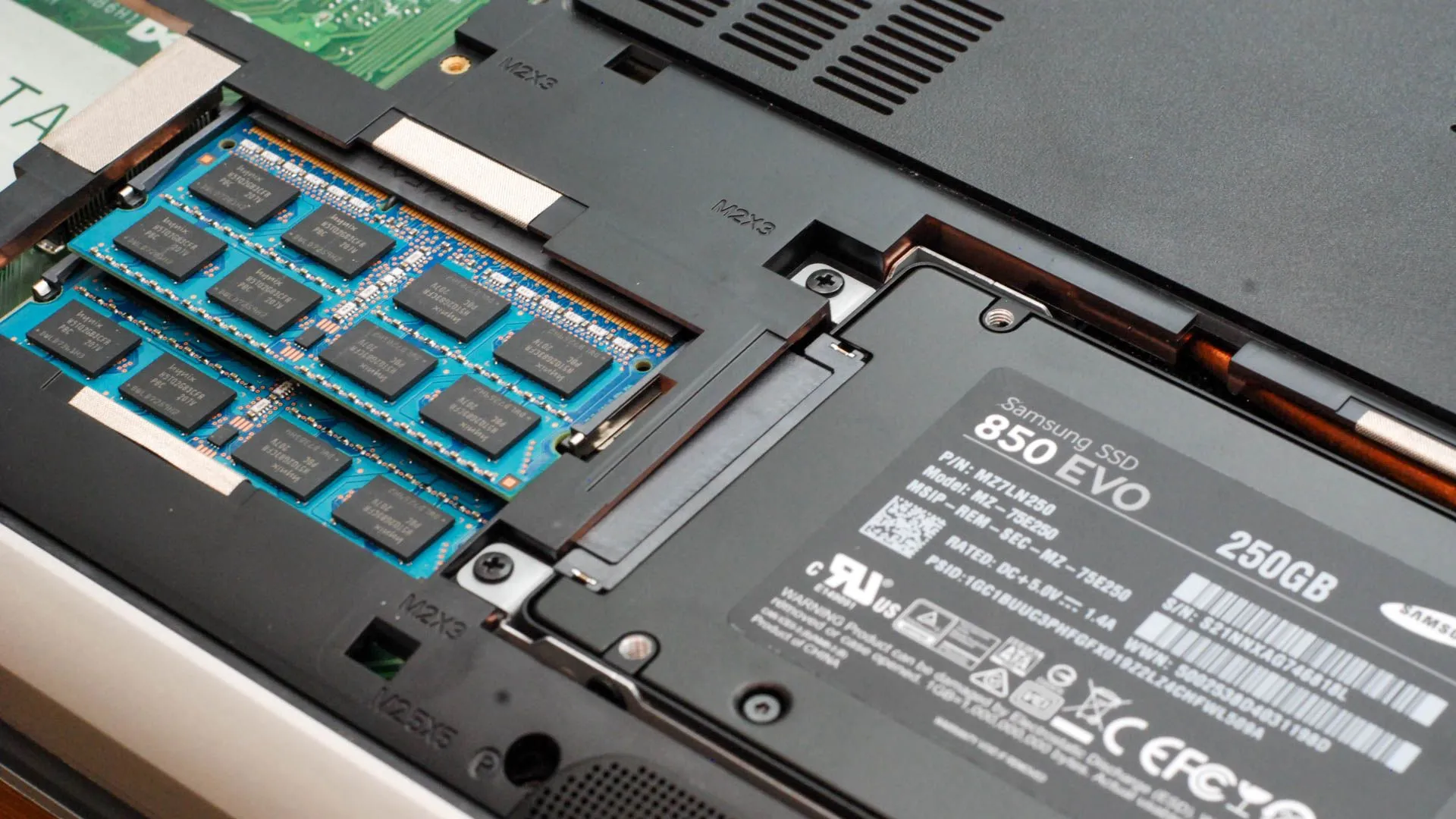Ổ cứng SSD và RAM bên trong một chiếc laptop hiện đại