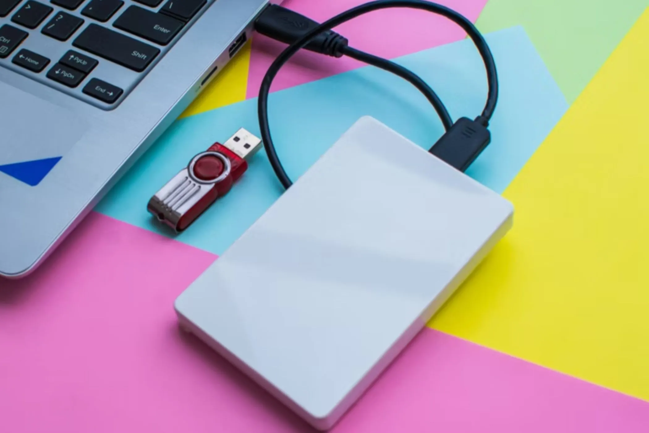Ổ đĩa flash và ổ cứng gắn ngoài kết nối với máy tính xách tay