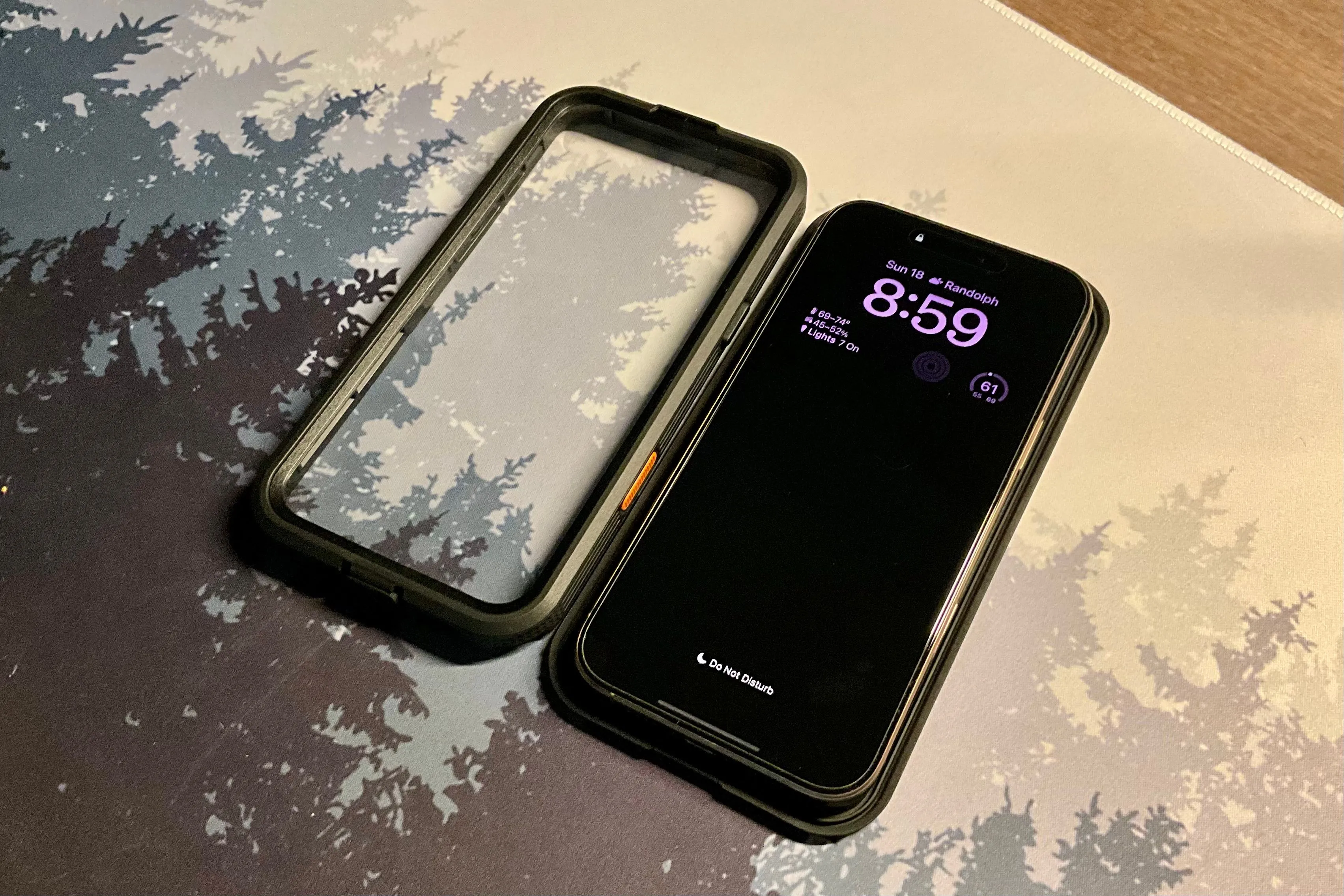 Ốp lưng bảo vệ toàn diện iPhone với kính cường lực tích hợp sẵn, che chắn cả mặt trước và mặt sau.