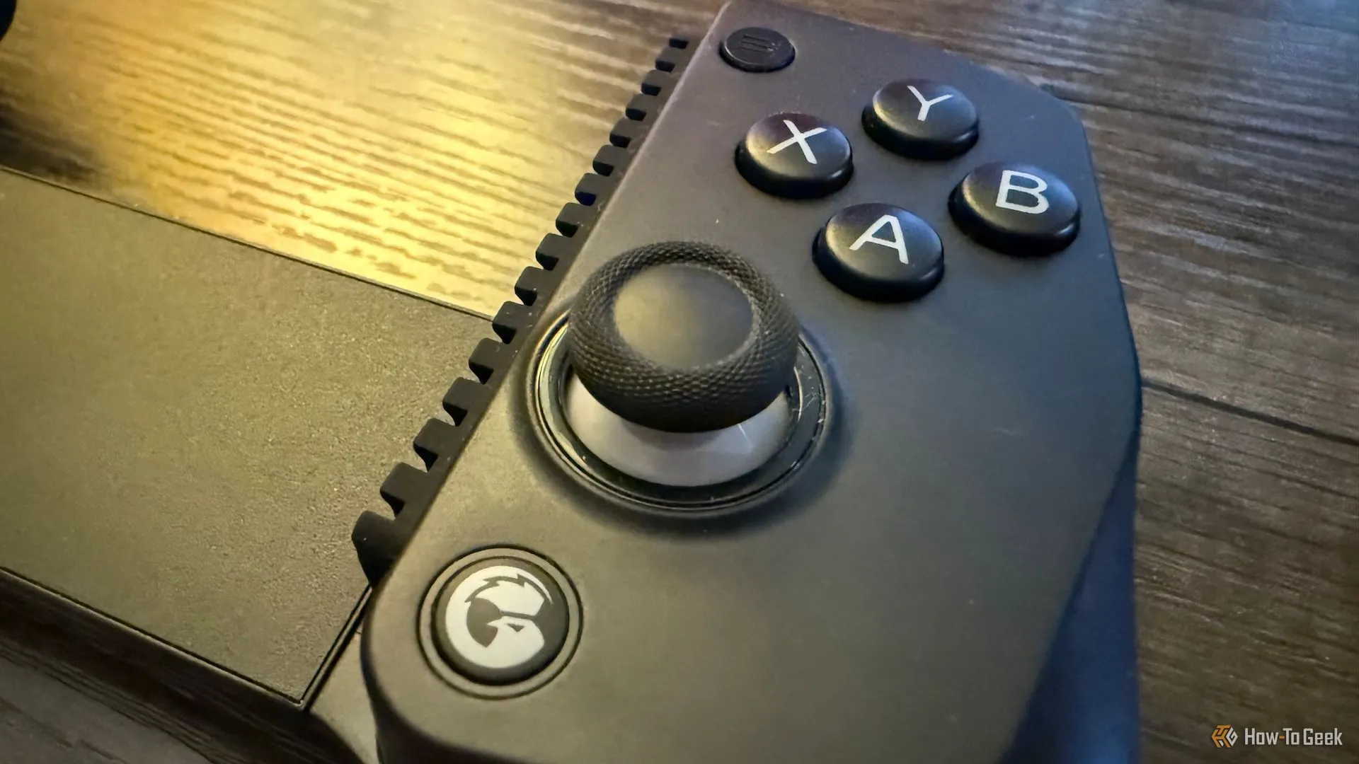 Phần báng cầm phải của GameSir X5 Lite với các nút ABXY, cần analog Hall Effect và cò bấm.
