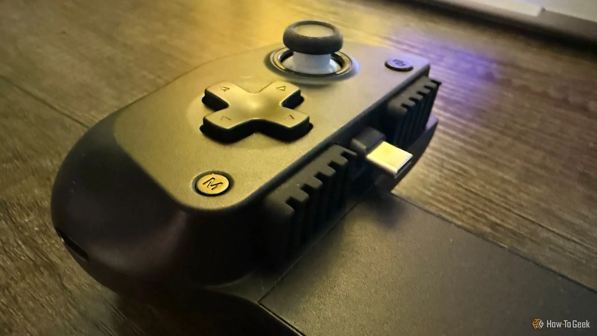 Phần báng cầm trái của GameSir X5 Lite với cần analog, D-pad và cổng kết nối USB-C.