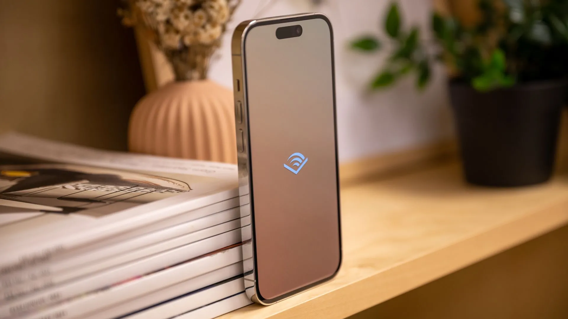 Phía bên trái của Apple iPhone 14 Pro với logo Audible trên màn hình