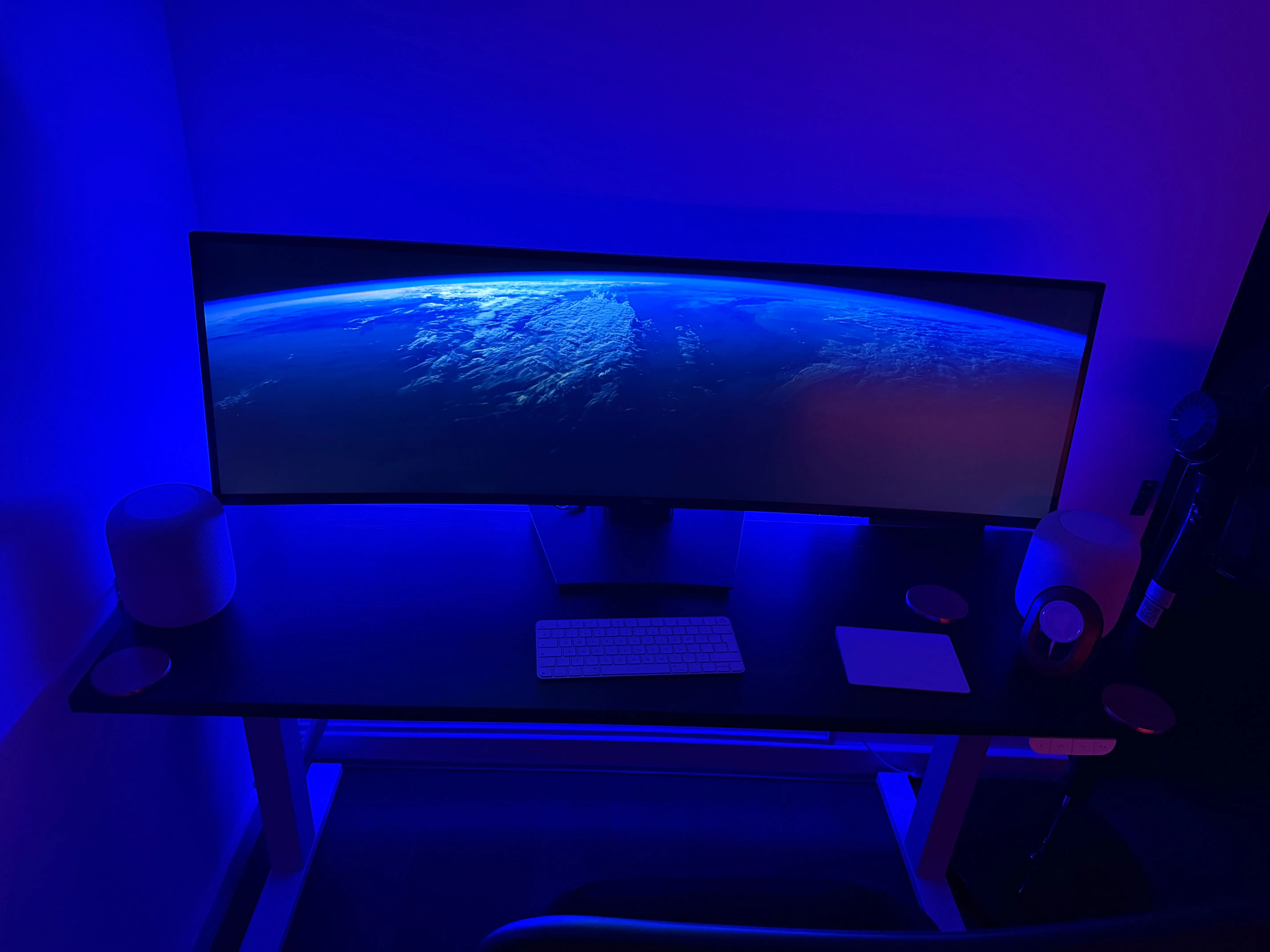Phòng làm việc tại nhà với đèn Philips Hue tạo ánh sáng xanh, liên quan đến bộ lọc ánh sáng xanh trên màn hình