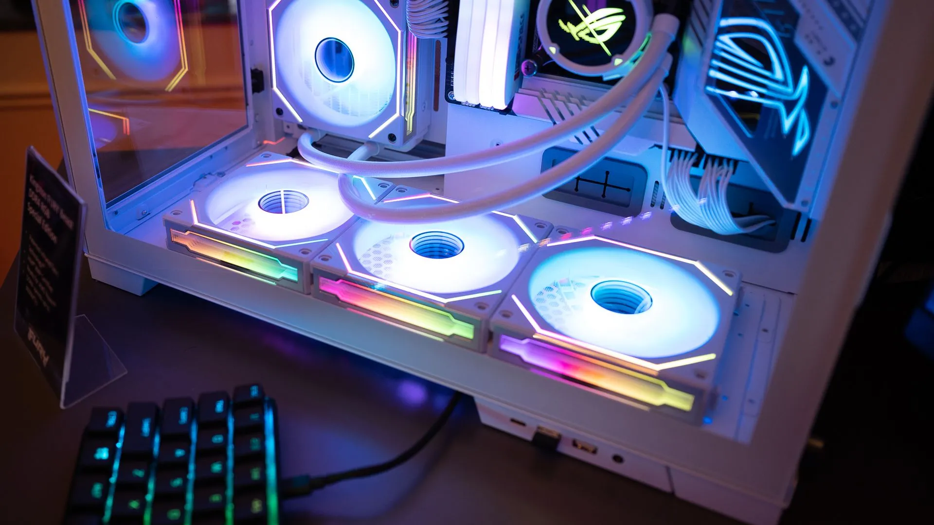 Quạt RGB và ổ cứng NVMe M.2 bên trong PC gaming, minh họa giải pháp lưu trữ