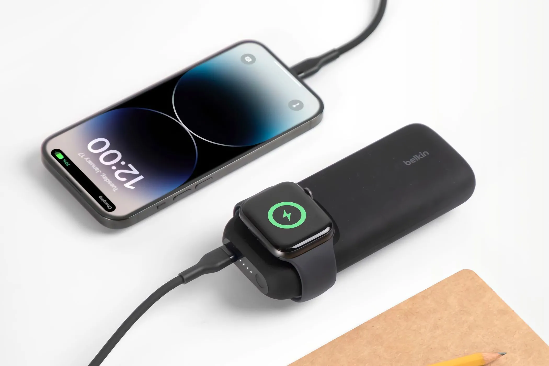 Sạc dự phòng Belkin đang sạc không dây Apple Watch và iPhone qua cáp, minh họa cho các vụ thu hồi sạc dự phòng gặp lỗi phổ biến trên thị trường.