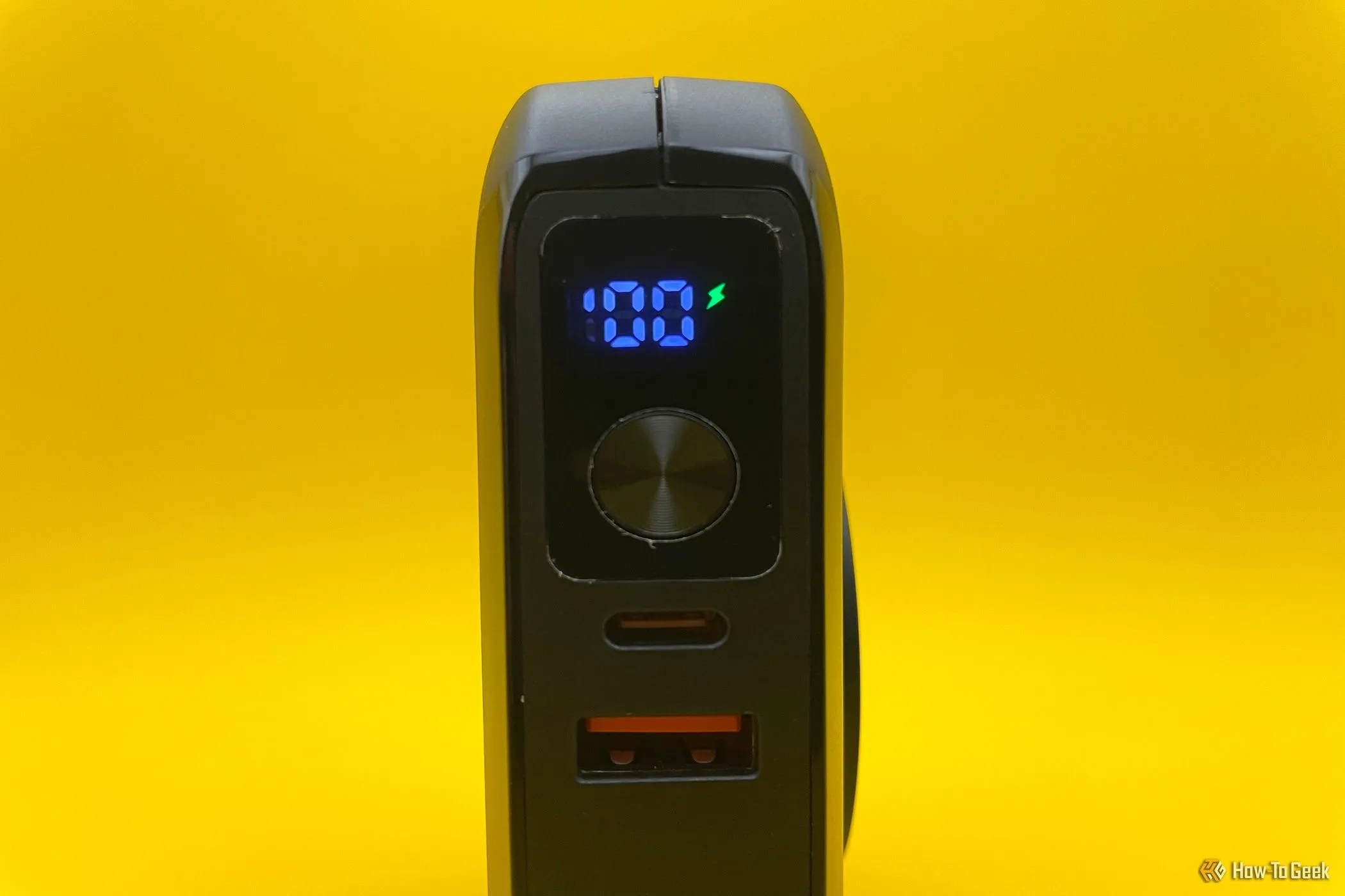 Sạc dự phòng Raycon Magic với màn hình LCD hiển thị thông tin sạc, minh họa sự hao phí năng lượng khi cắm thiết bị qua đêm