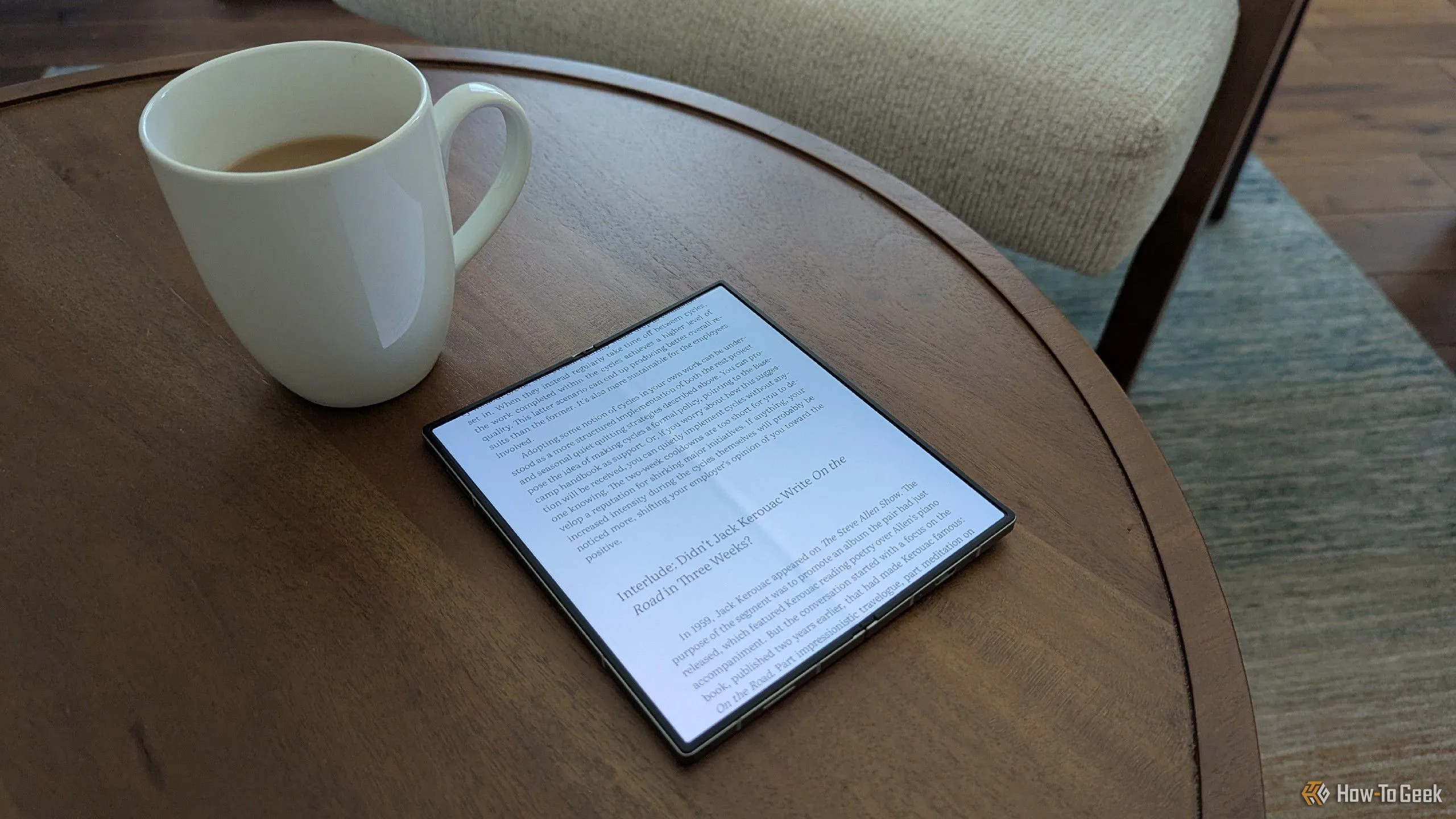 Sách điện tử hiển thị rõ nét trên màn hình OLED của Samsung Galaxy Z Fold 6, nhấn mạnh độ tương phản cao.