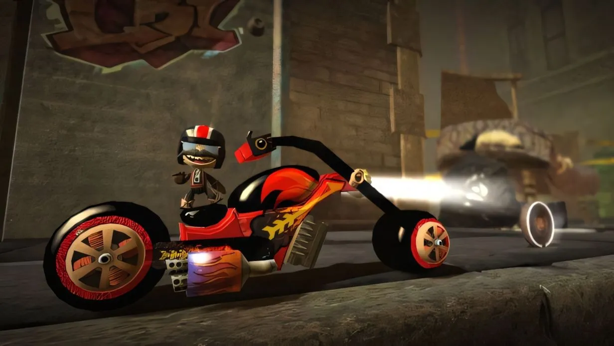 Sackboy khám phá môi trường được tạo bởi người dùng trong LittleBigPlanet, thể hiện cộng đồng game thủ sôi nổi