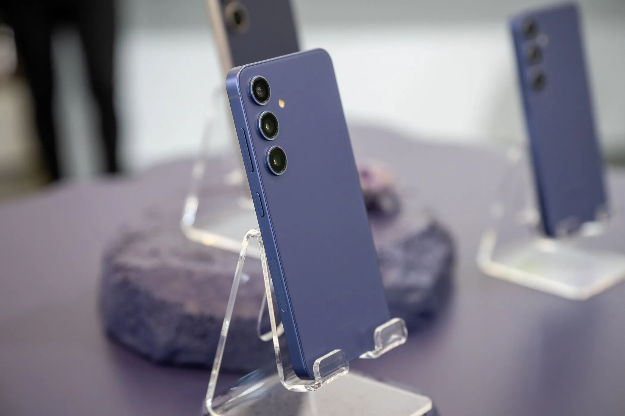 Samsung Galaxy S24 đặt trên bàn, hiển thị các camera phía sau.
