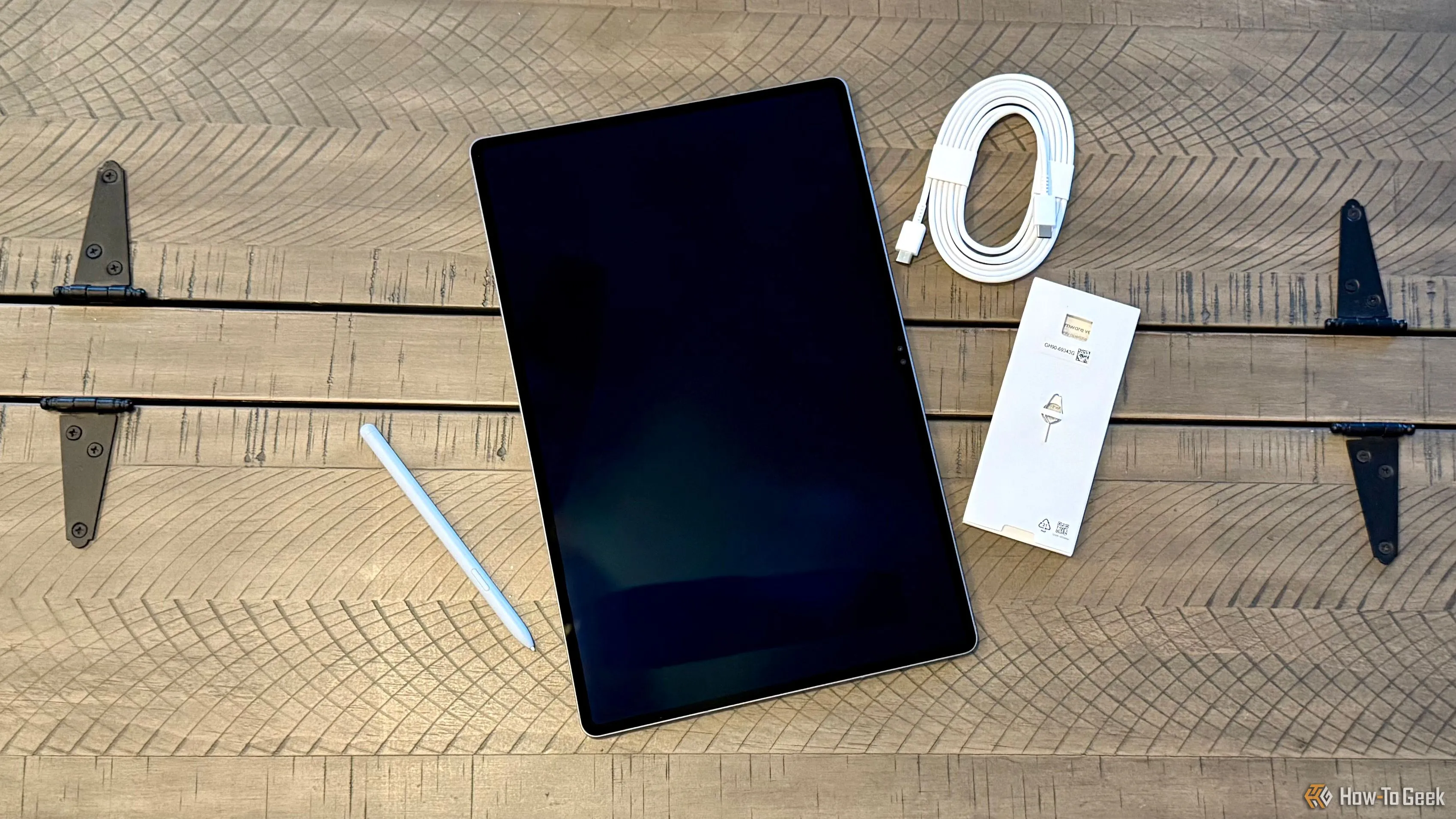 Samsung Galaxy Tab S10 Ultra cùng bút S Pen và các phụ kiện đi kèm trên mặt bàn.