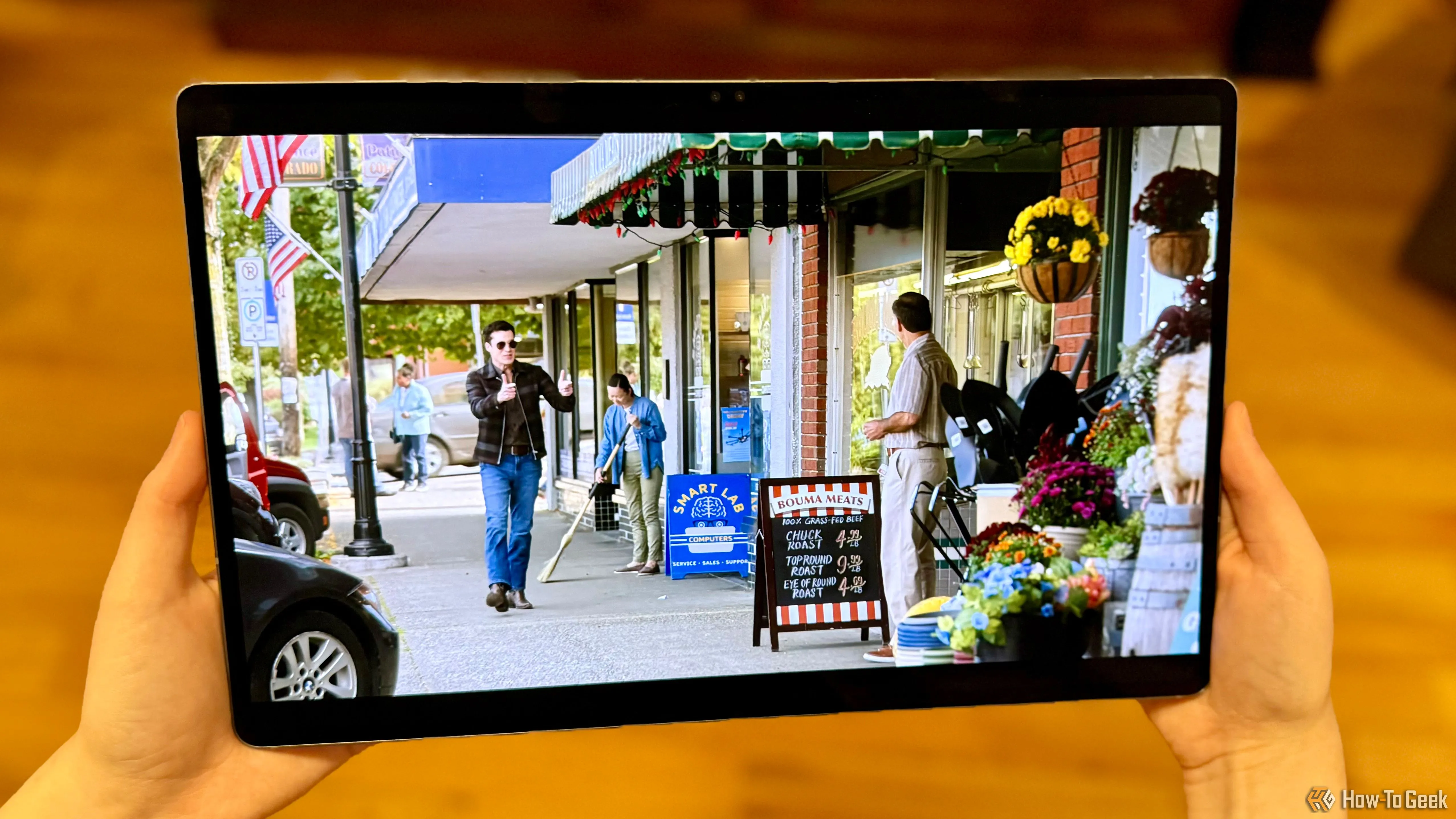 Samsung Galaxy Tab S10 Ultra hiển thị một tập phim Resident Alien trên ứng dụng Netflix, thể hiện chất lượng màn hình Dynamic AMOLED 2X.