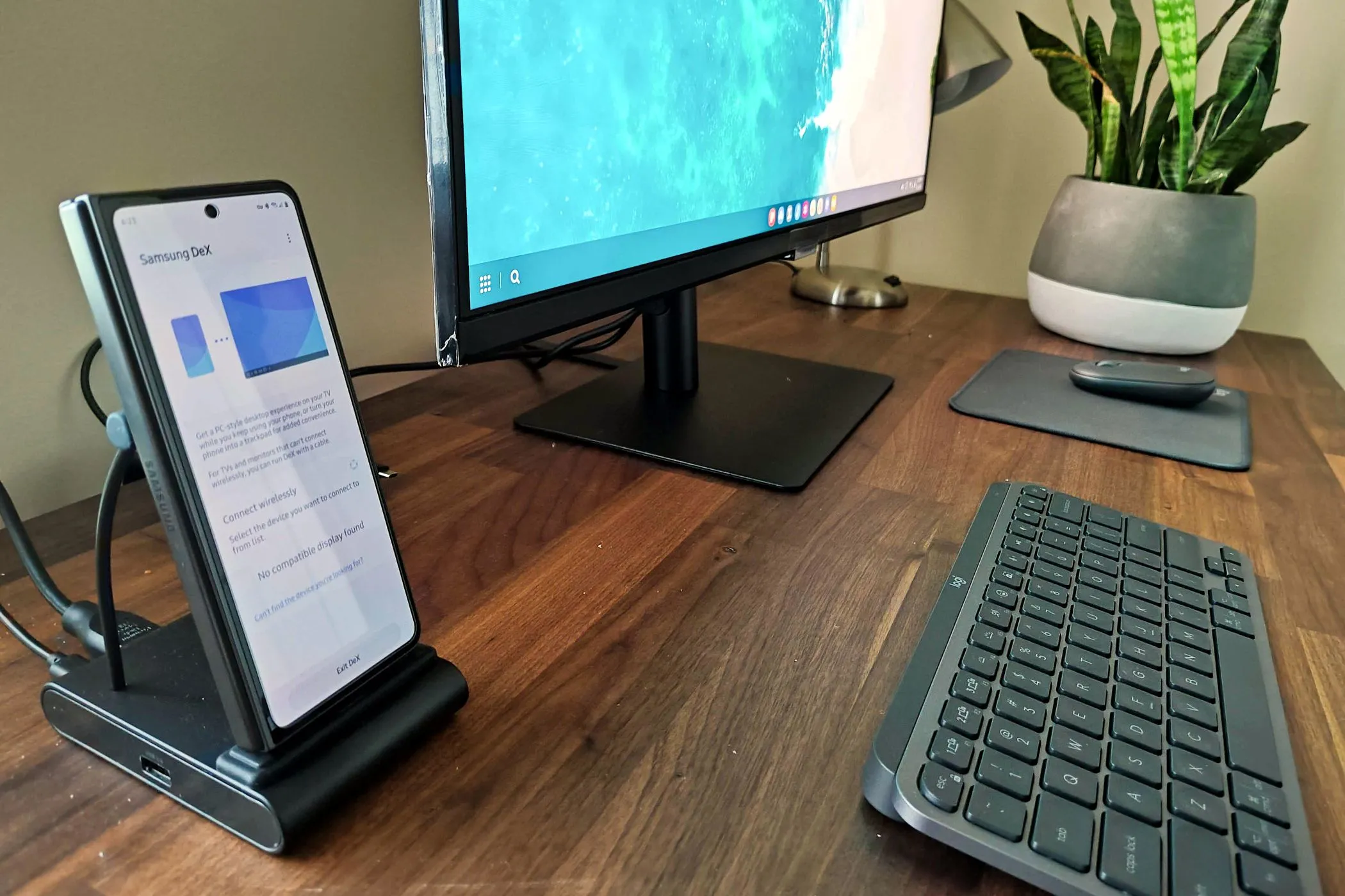 Samsung Galaxy Z Fold 5 trong dock DeX kết nối với màn hình