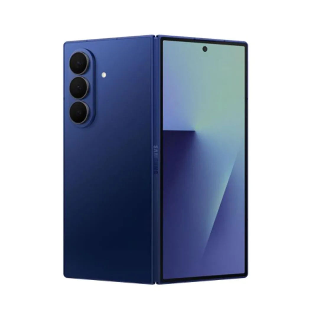 Samsung Galaxy Z Fold 7 nổi bật trên nền trắng, thể hiện thiết kế mỏng nhẹ và màn hình gập cao cấp