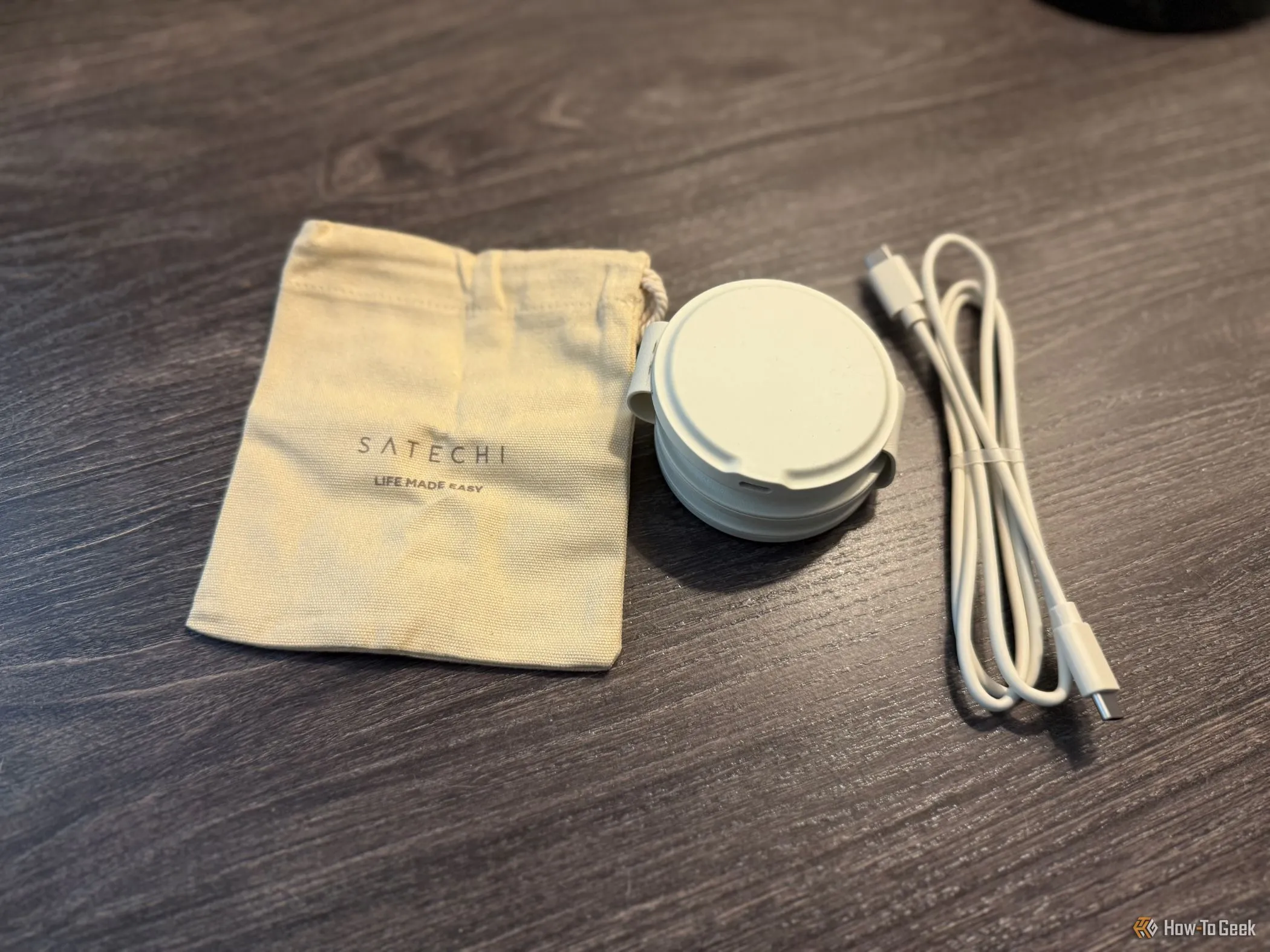 Satechi OntheGo 3-in-1 gập gọn kèm túi đựng và cáp sạc USB-C, thể hiện tính di động