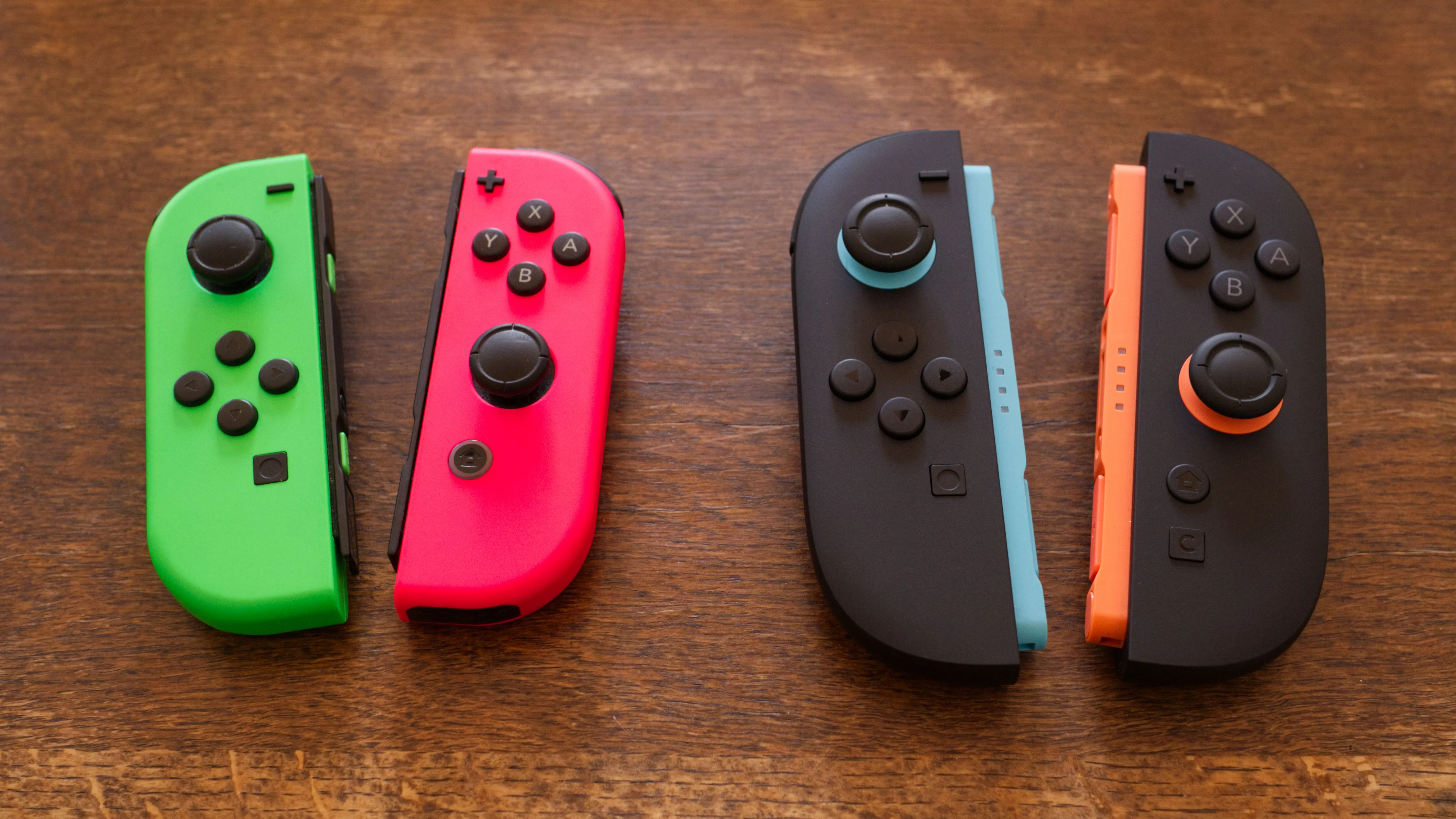 So sánh kích thước và thiết kế giữa Nintendo Switch 2 và tay cầm Joy-Con cũ.