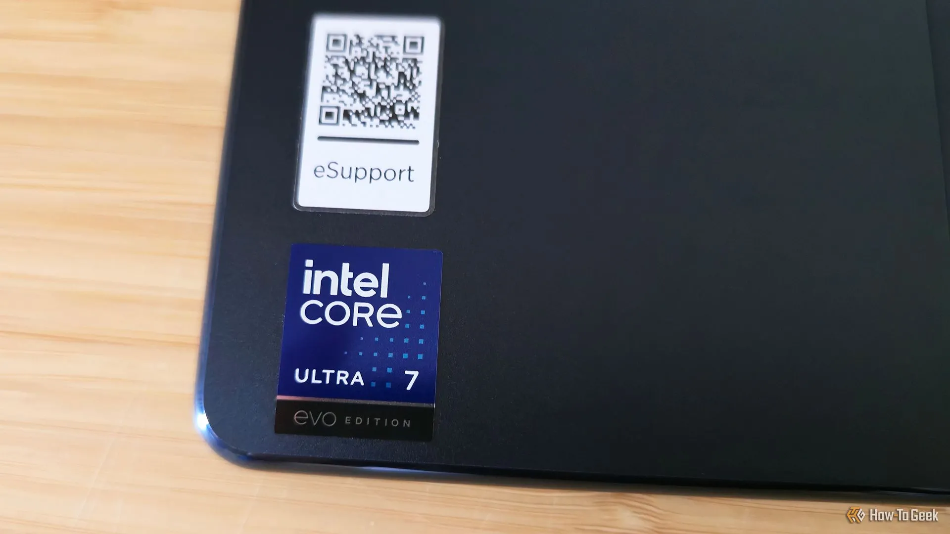 Sticker Intel Core Ultra 7 trên laptop Lenovo Yoga 9i 2-in-1 Gen 10, minh họa bộ vi xử lý mạnh mẽ của thiết bị.