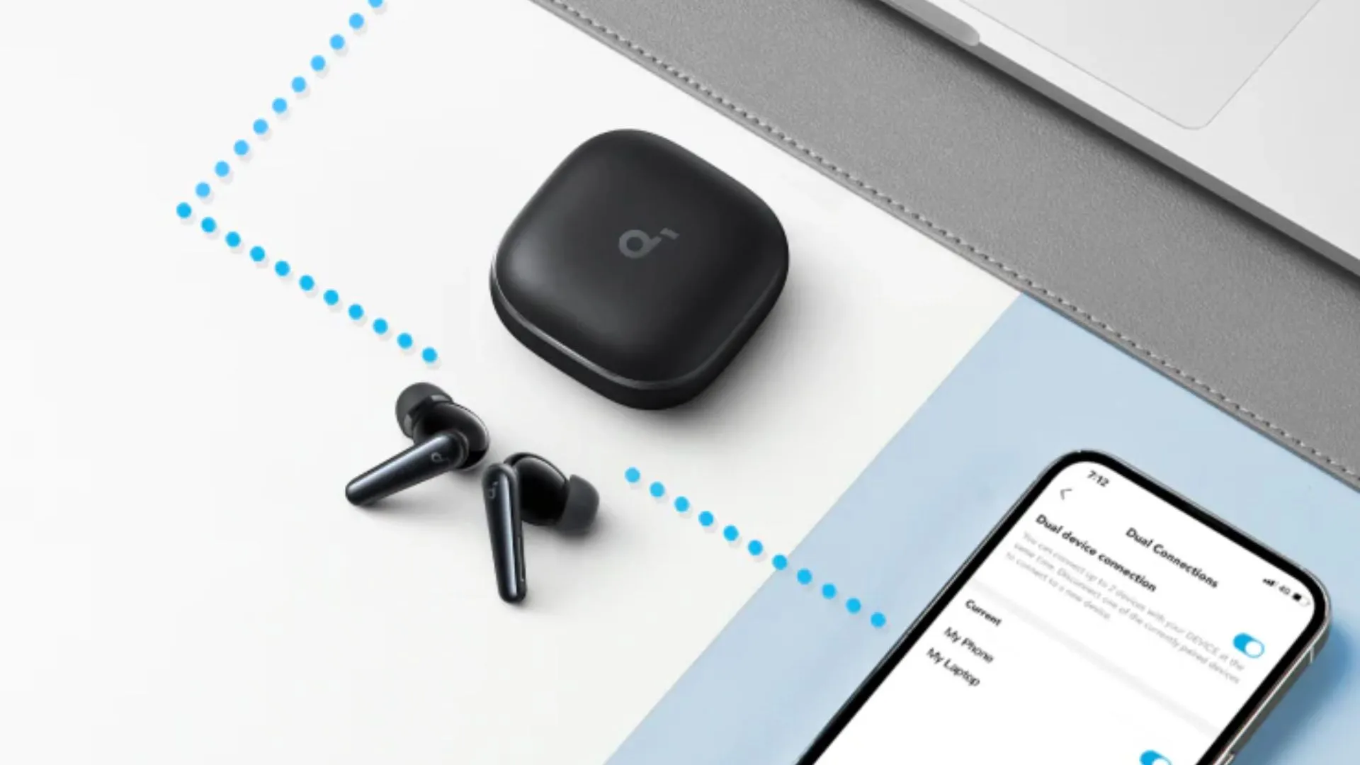 Tai nghe Anker Soundcore Liberty 5 trên bàn với hộp sạc
