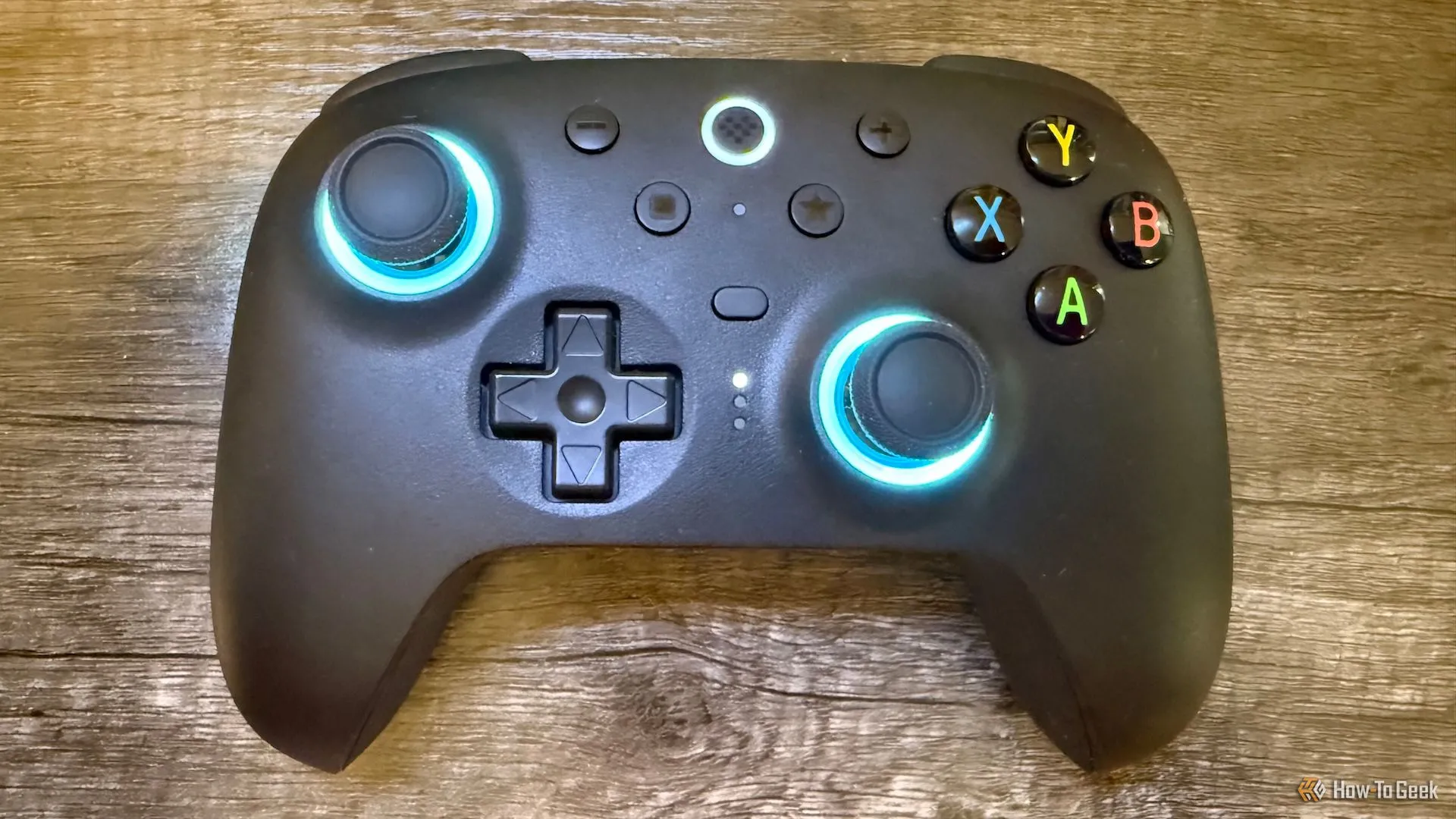 Tay cầm 8BitDo Ultimate 2 Wireless nhìn từ trên xuống, cận cảnh bố cục nút