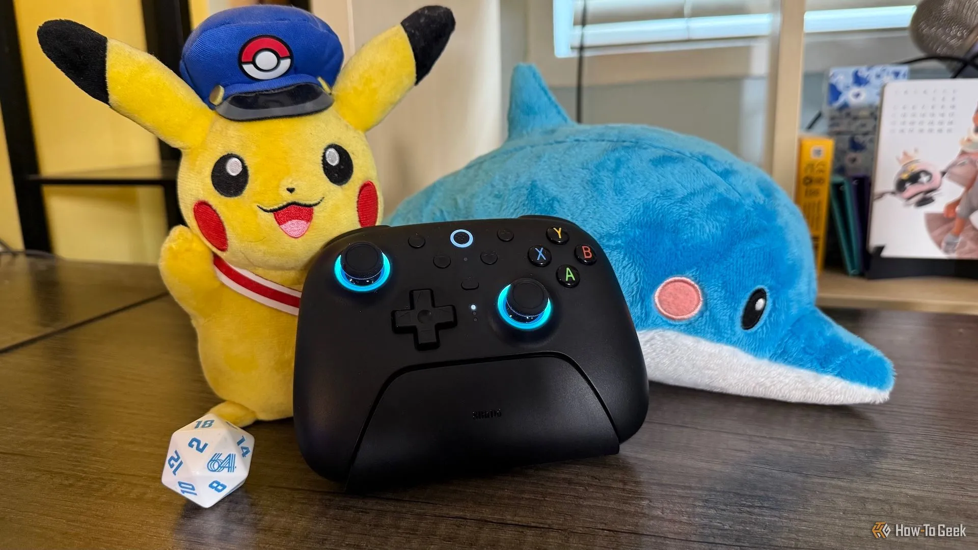 Tay cầm 8BitDo Ultimate 2 Wireless trên bàn gaming với các phụ kiện khác
