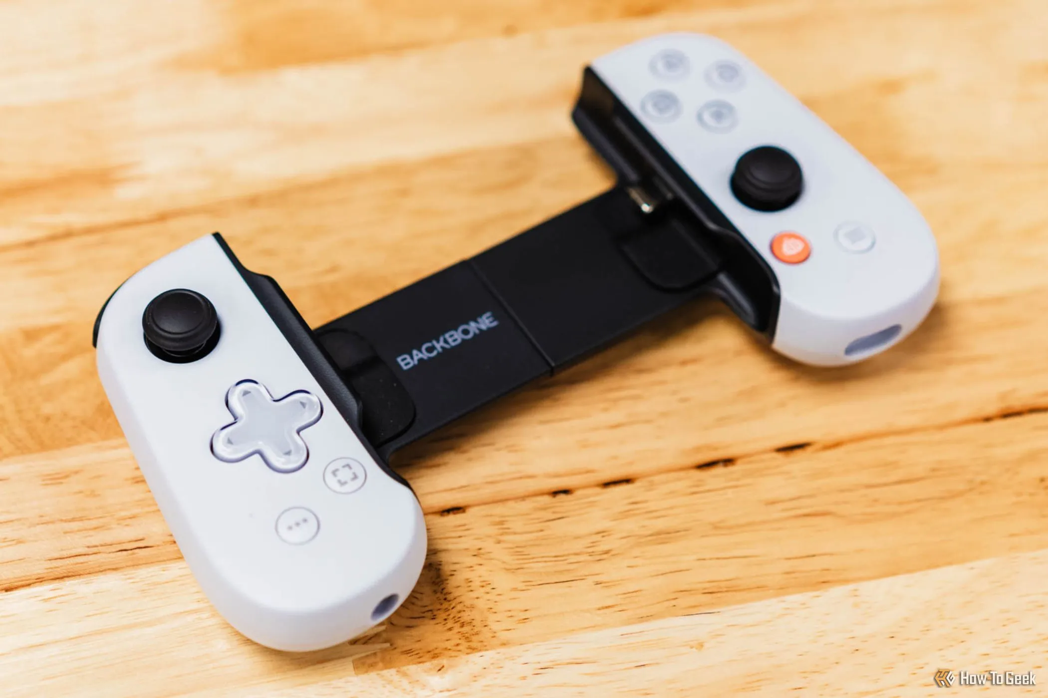 Tay cầm Backbone One phiên bản PlayStation trên bàn, sẵn sàng kết nối với iPhone.