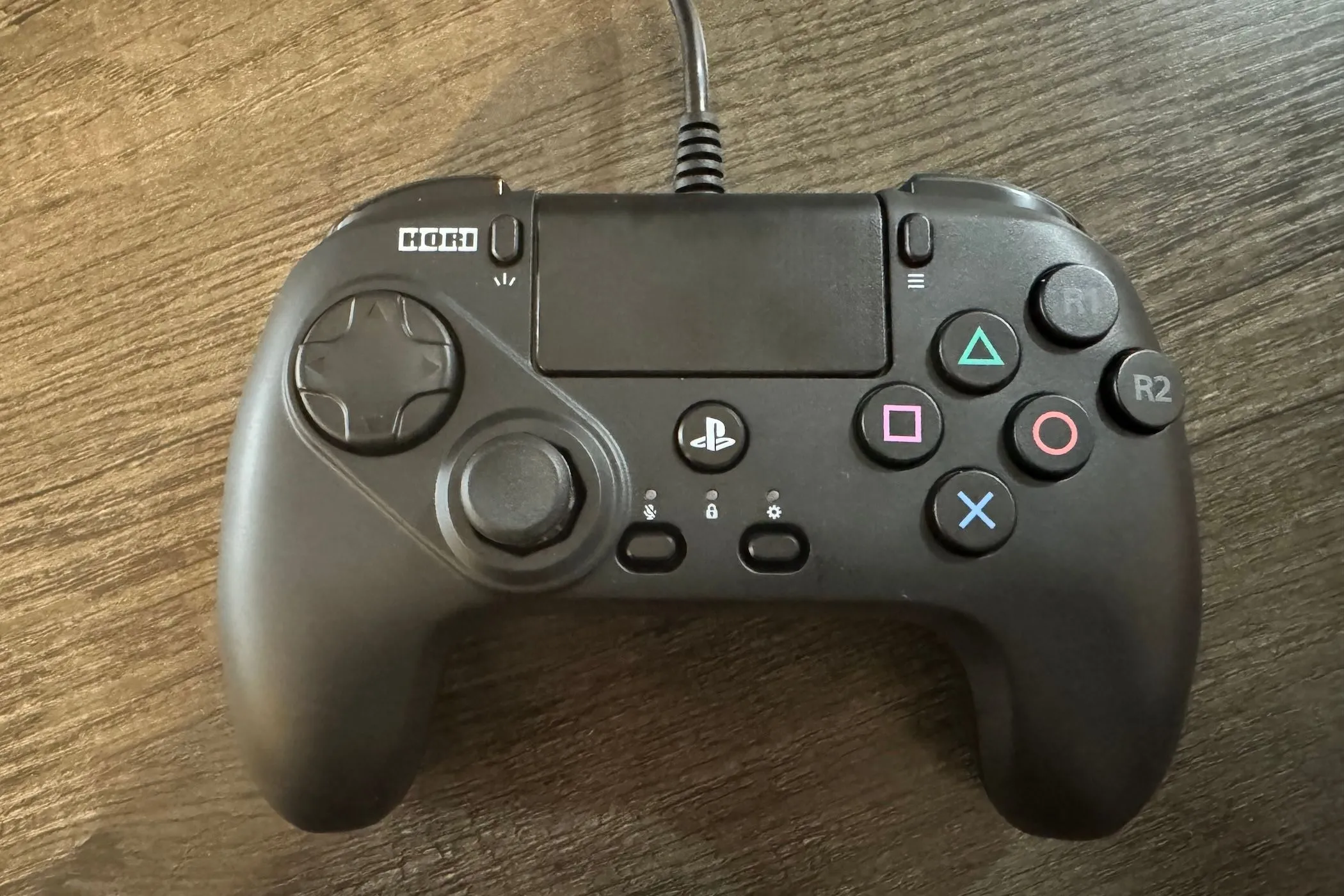 Tay cầm chơi game đối kháng Hori Fightpad với bố cục nút đặc biệt dành cho PlayStation.