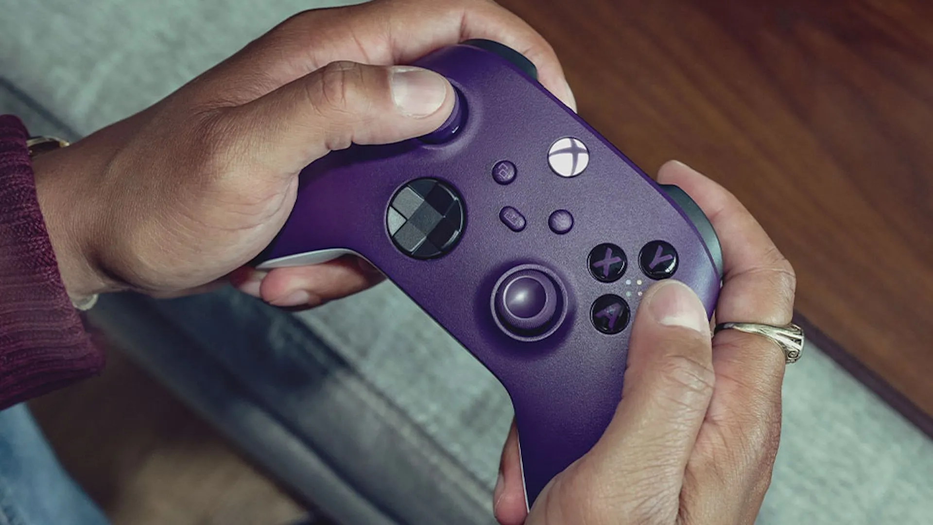 Tay cầm chơi game Xbox Wireless Controller màu tím, biểu tượng cho thiết kế giao diện điều khiển được ứng dụng rộng rãi.