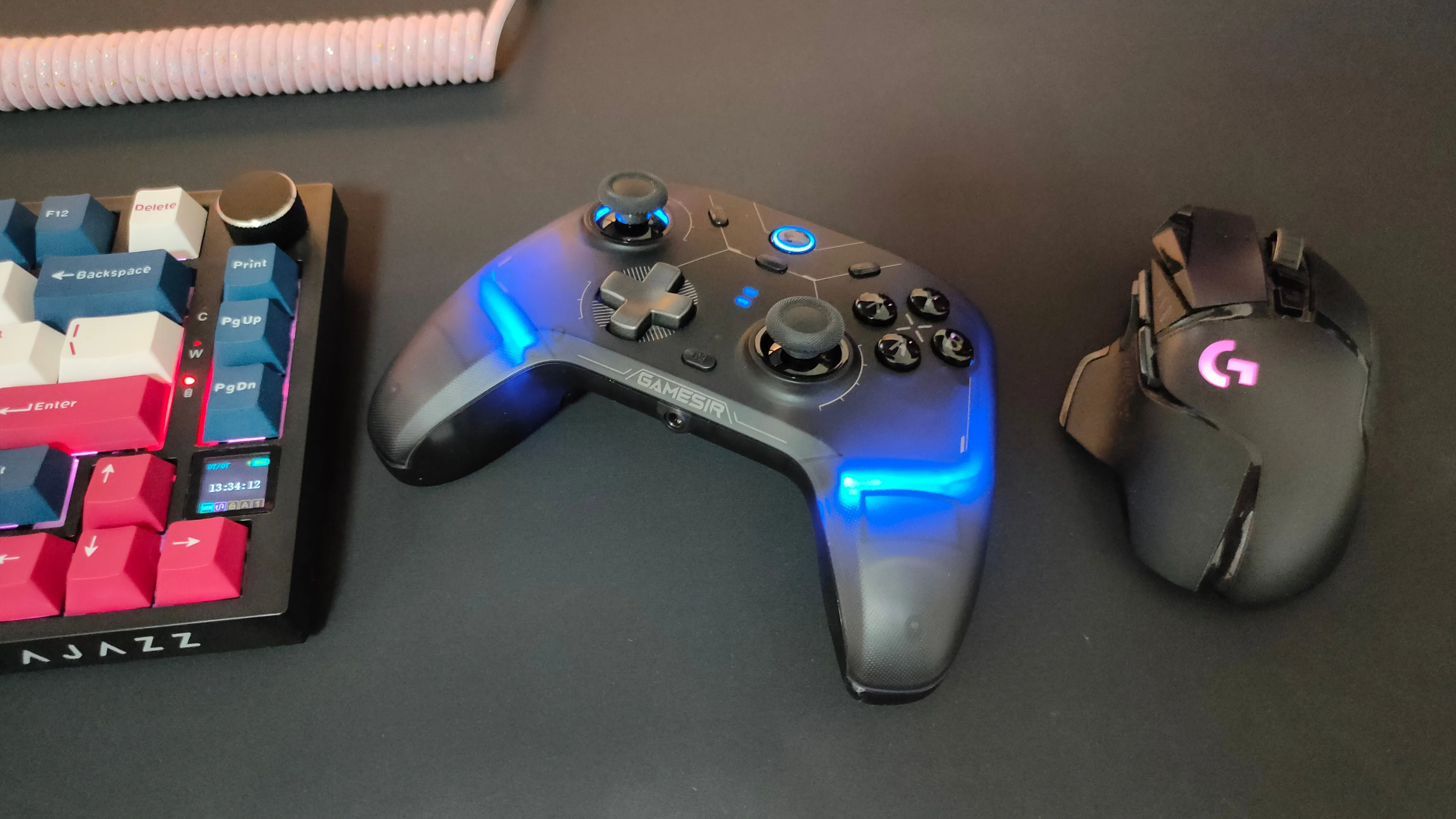 Tay cầm GameSir Cyclone 2 đặt giữa chuột Logitech G502 và bàn phím cơ