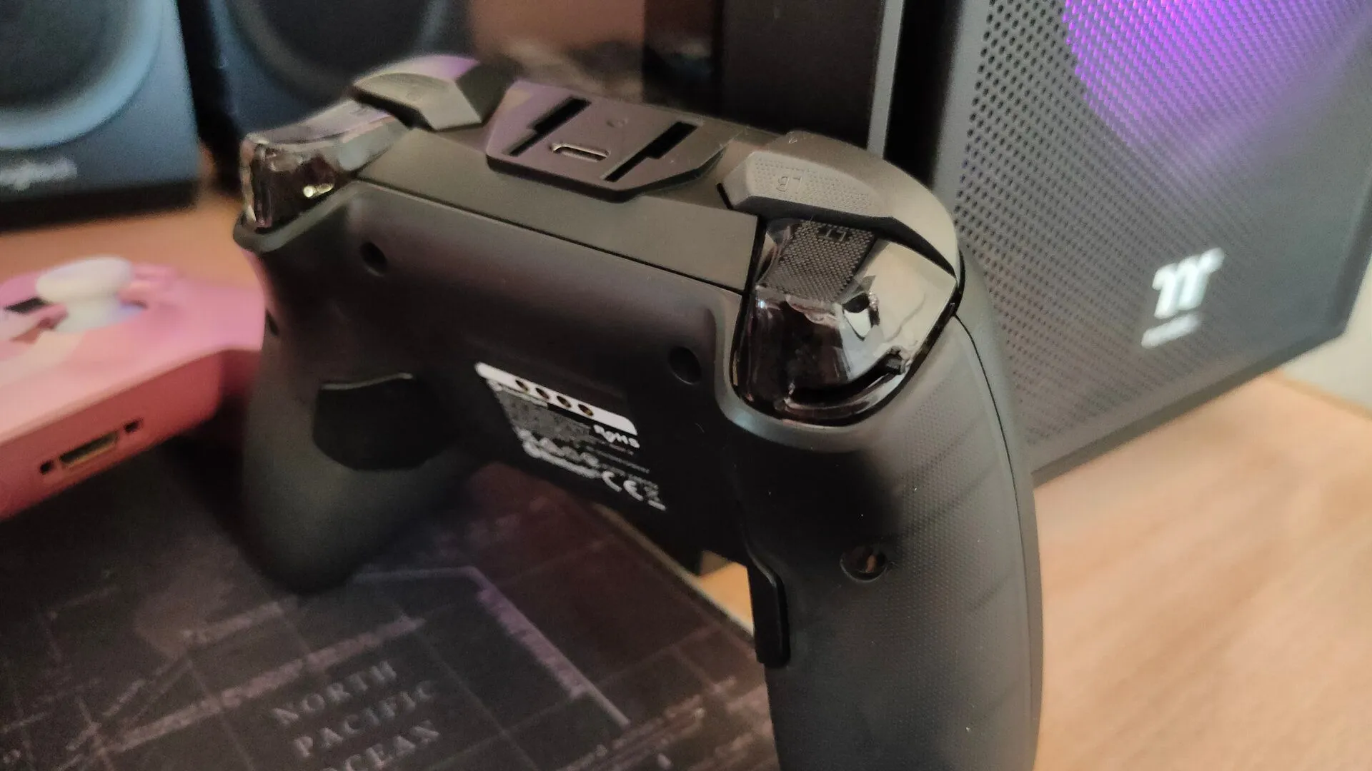 Tay cầm GameSir Cyclone 2 với công tắc chế độ cò và các nút paddle phía sau được làm nổi bật