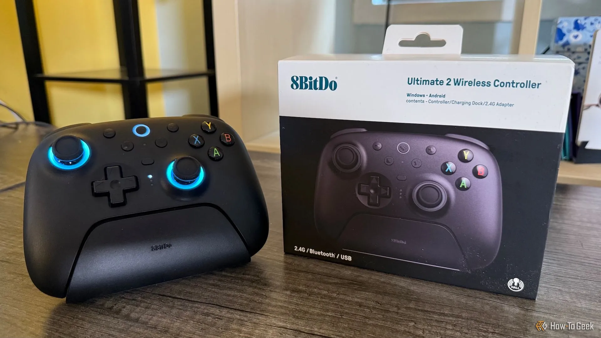 Tay cầm không dây 8BitDo Ultimate 2 và hộp đựng sản phẩm