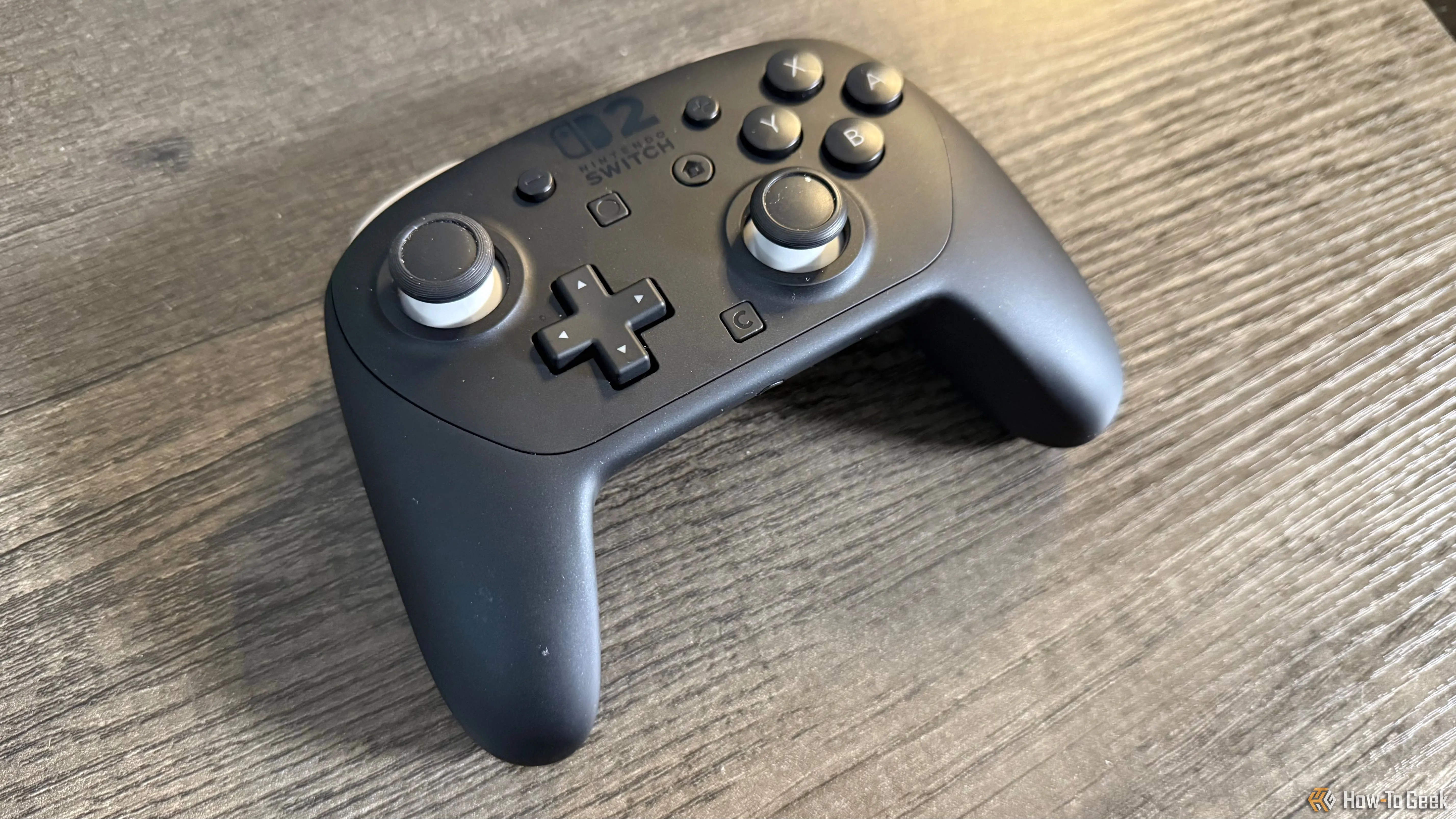 Tay cầm Nintendo Switch 2 Pro Controller với thiết kế công thái học cải tiến nhìn từ trên xuống