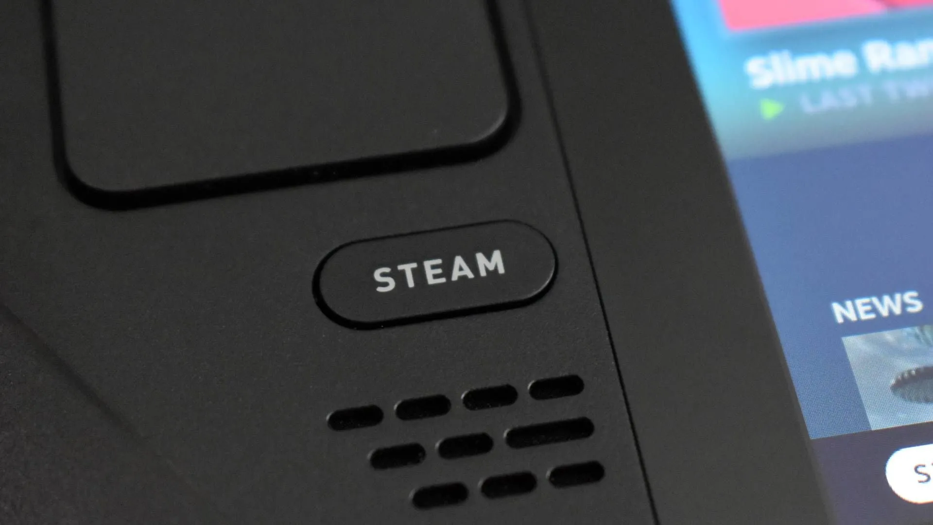 Tay cầm Steam Deck chụp cận cảnh nút Steam